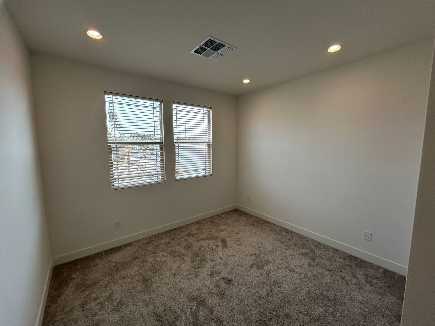 Beautiful Sterling Grove 4 bedroom / 3.5 bathroom home ready for immediate Move In property image