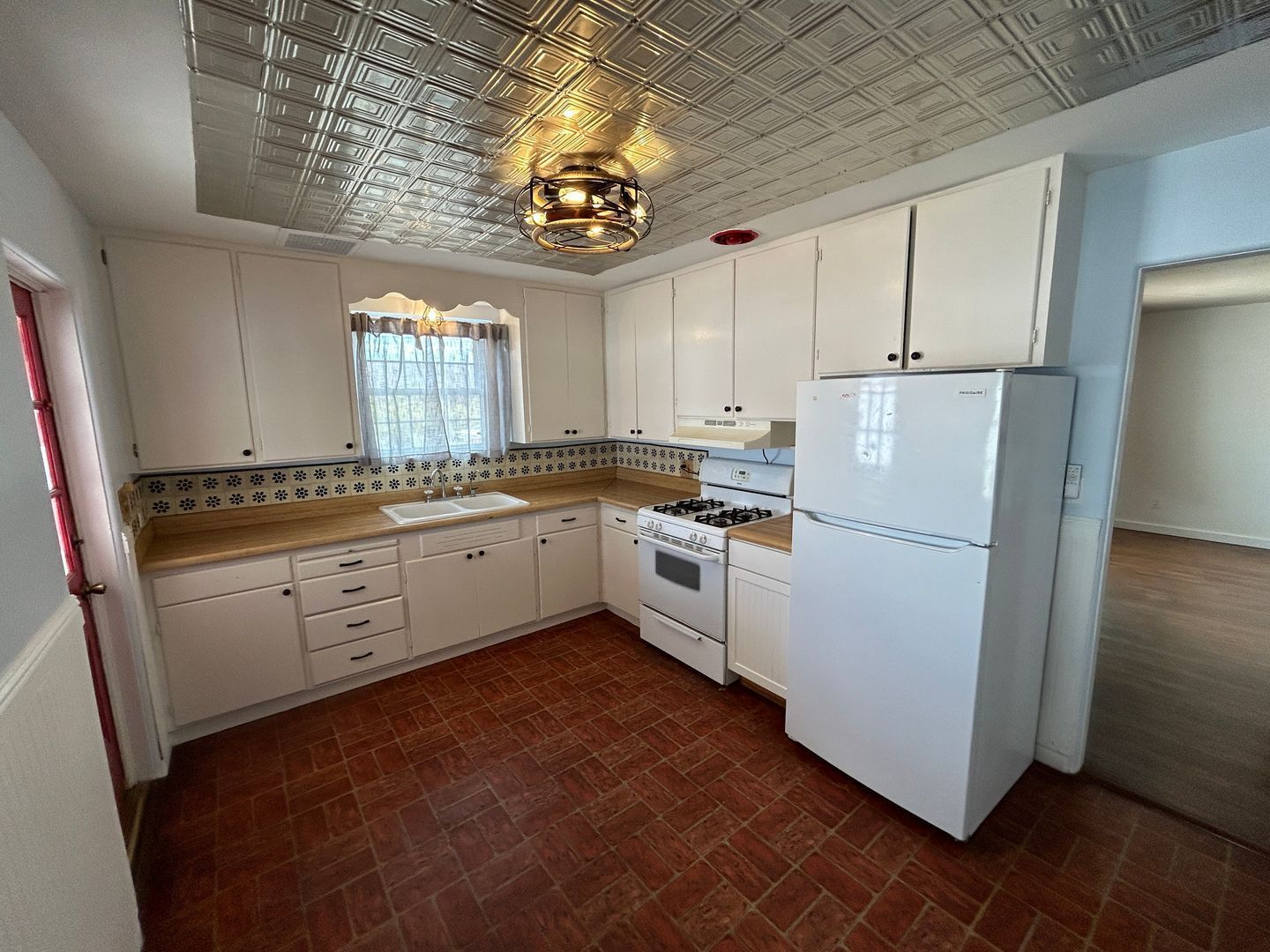 Great Location in the heart of Mesa - 2 bedroom / 2 bathroom home - available for Early November move-in !! property image