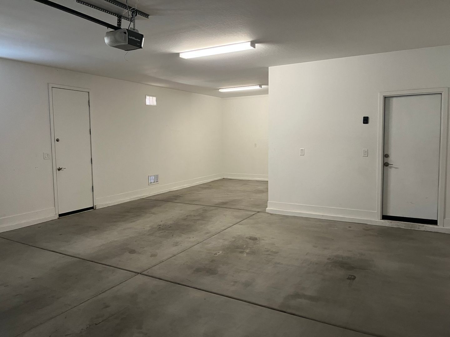 Elegant 4 Bedroom, 3 Bath Split-Floorplan Home in Goodyear property image