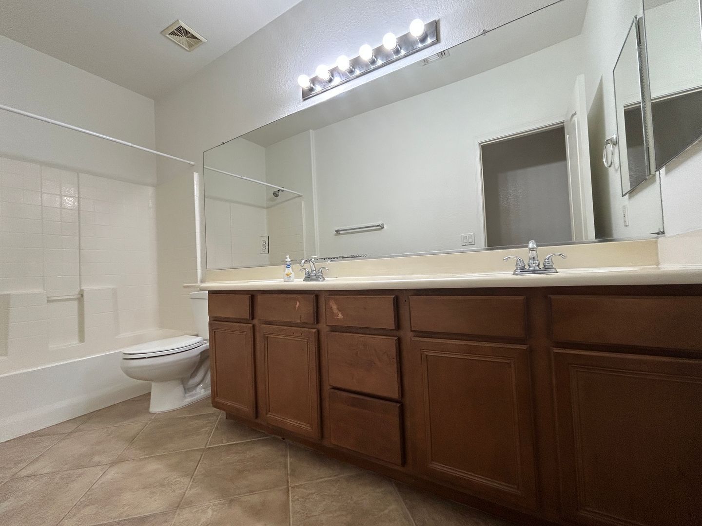 Wonderful 4 bedroom / 2 bathroom home in South Phoenix ready for immediate move-in !! property image
