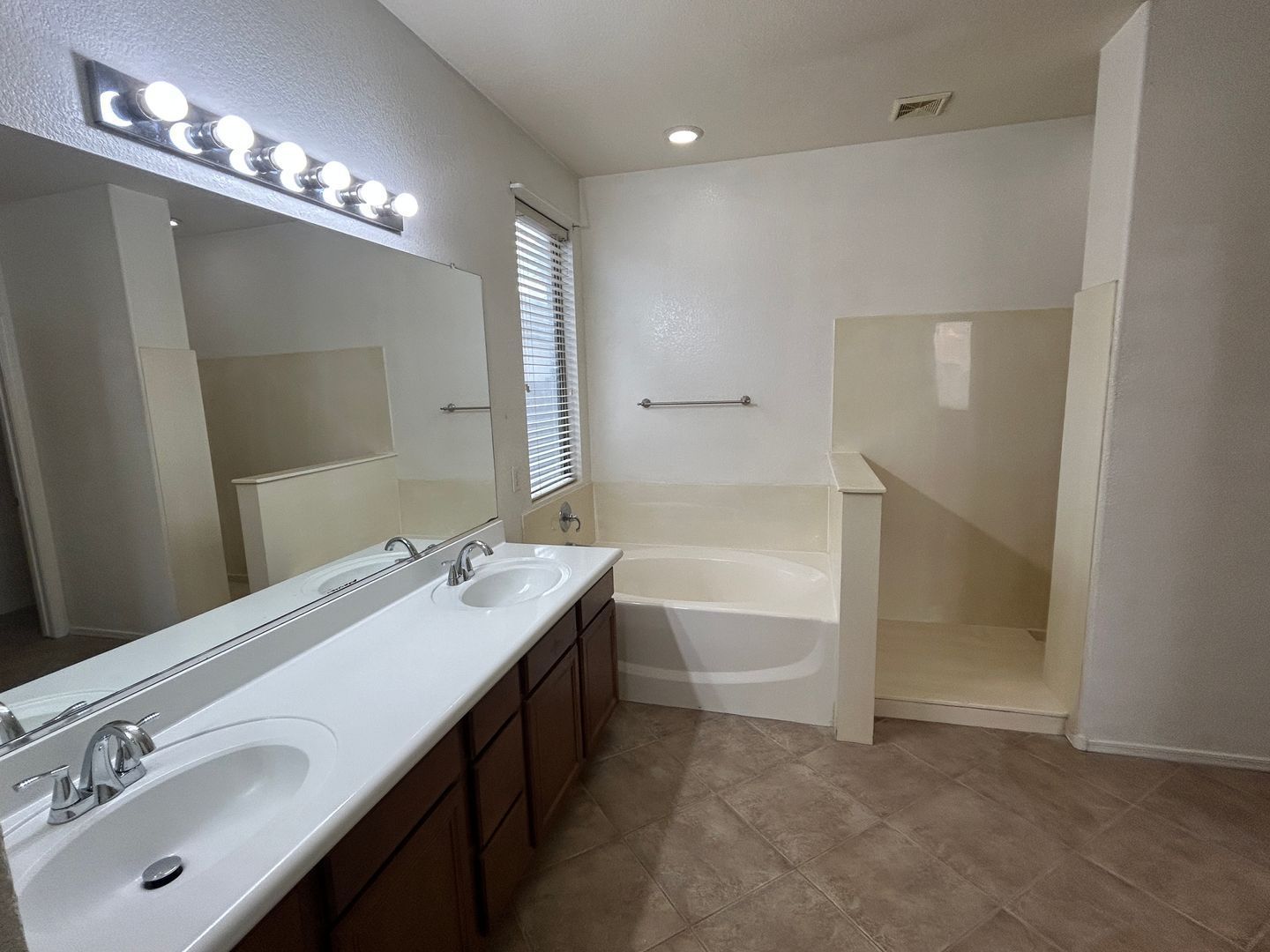 Wonderful 4 bedroom / 2 bathroom home in South Phoenix ready for immediate move-in !! property image