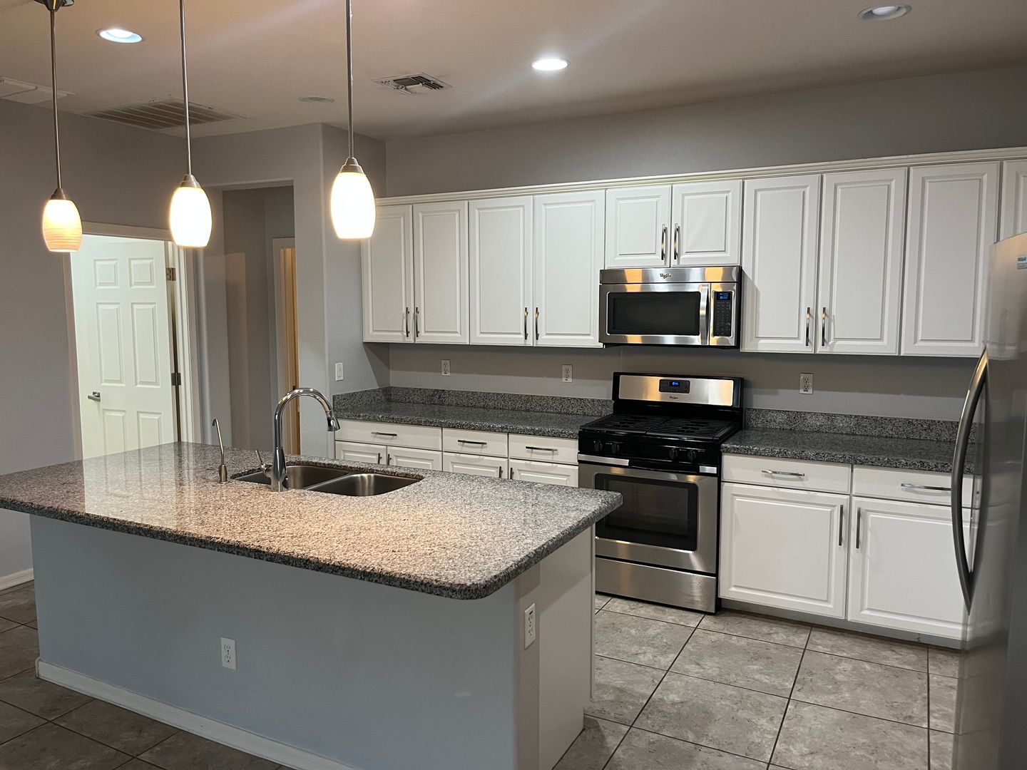 Beautiful 3 bed 2 bath single story home in Surprise Farms! property image