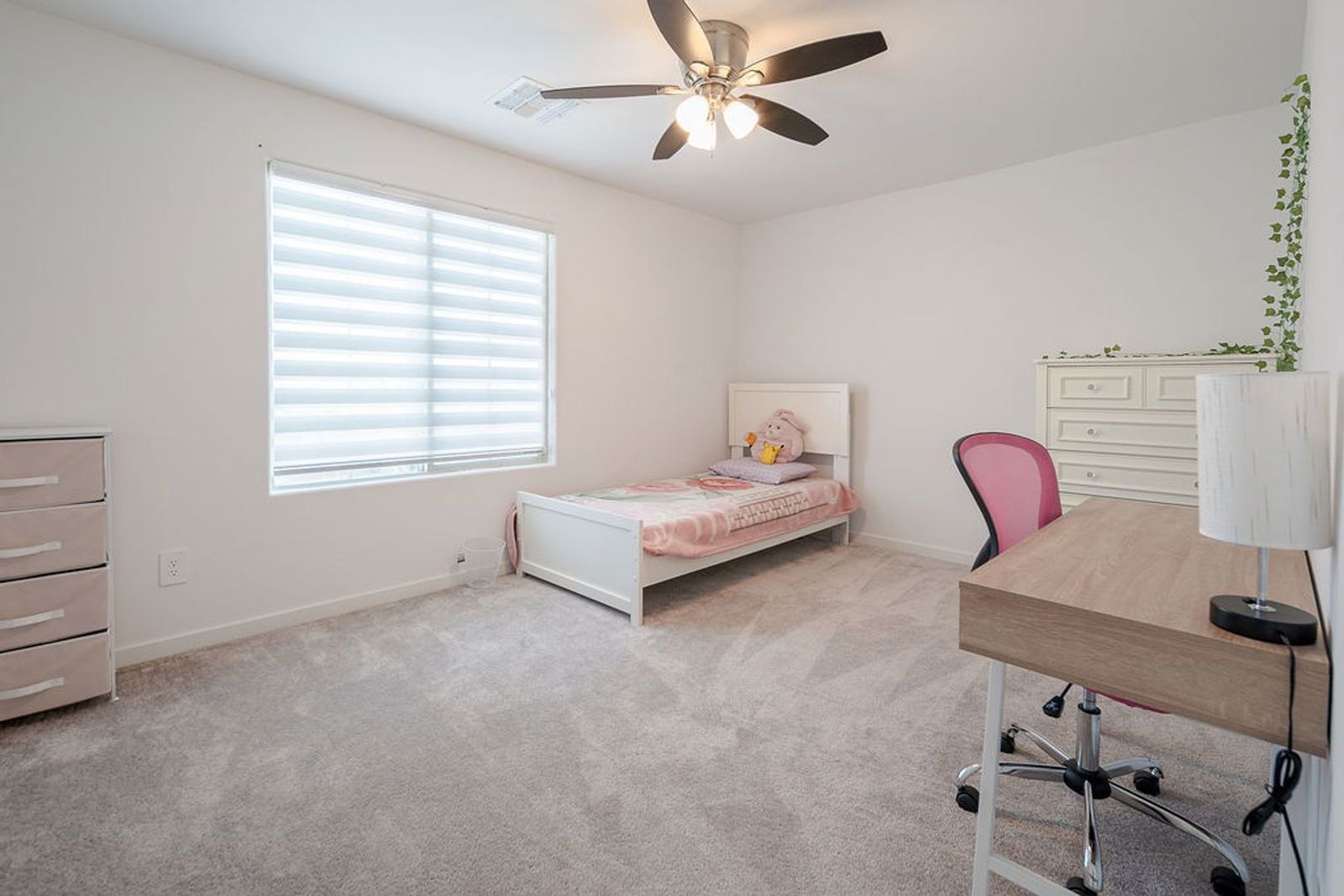 Wonderful 5 bedroom / 3 bathroom (plus den & loft) FULLY FURNISHED or UNFURNISHED home WITH SOLAR ready for immediate move-in property image