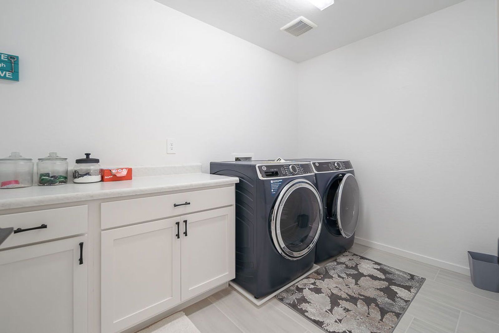 Wonderful 5 bedroom / 3 bathroom (plus den & loft) FULLY FURNISHED or UNFURNISHED home WITH SOLAR ready for immediate move-in property image