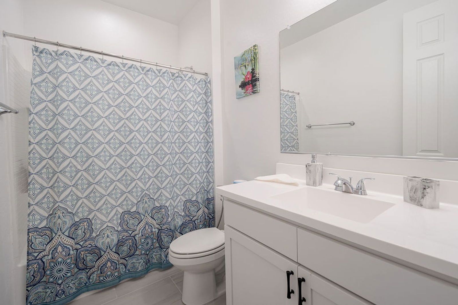 Wonderful 5 bedroom / 3 bathroom (plus den & loft) FULLY FURNISHED or UNFURNISHED home WITH SOLAR ready for immediate move-in property image