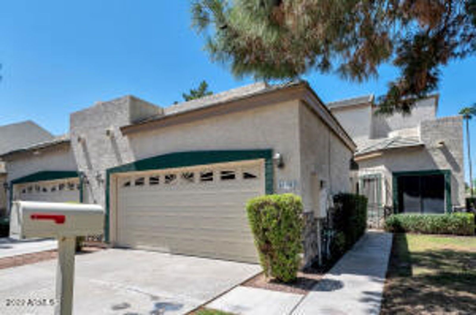 LUXURY TOWNHOUSE IN DESIRABLE ARROWHEAD COUNTRY CLUB COMMUNITY property image