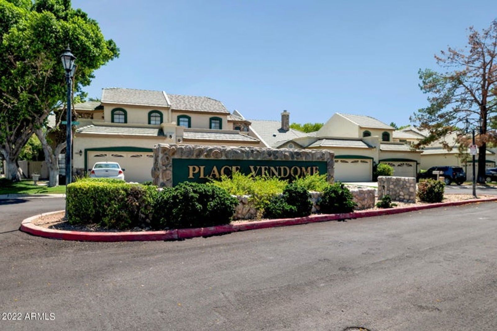 LUXURY TOWNHOUSE IN DESIRABLE ARROWHEAD COUNTRY CLUB COMMUNITY property image