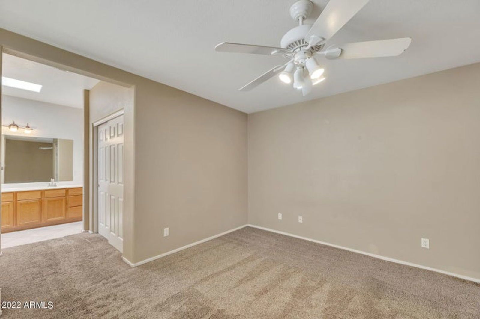 LUXURY TOWNHOUSE IN DESIRABLE ARROWHEAD COUNTRY CLUB COMMUNITY property image