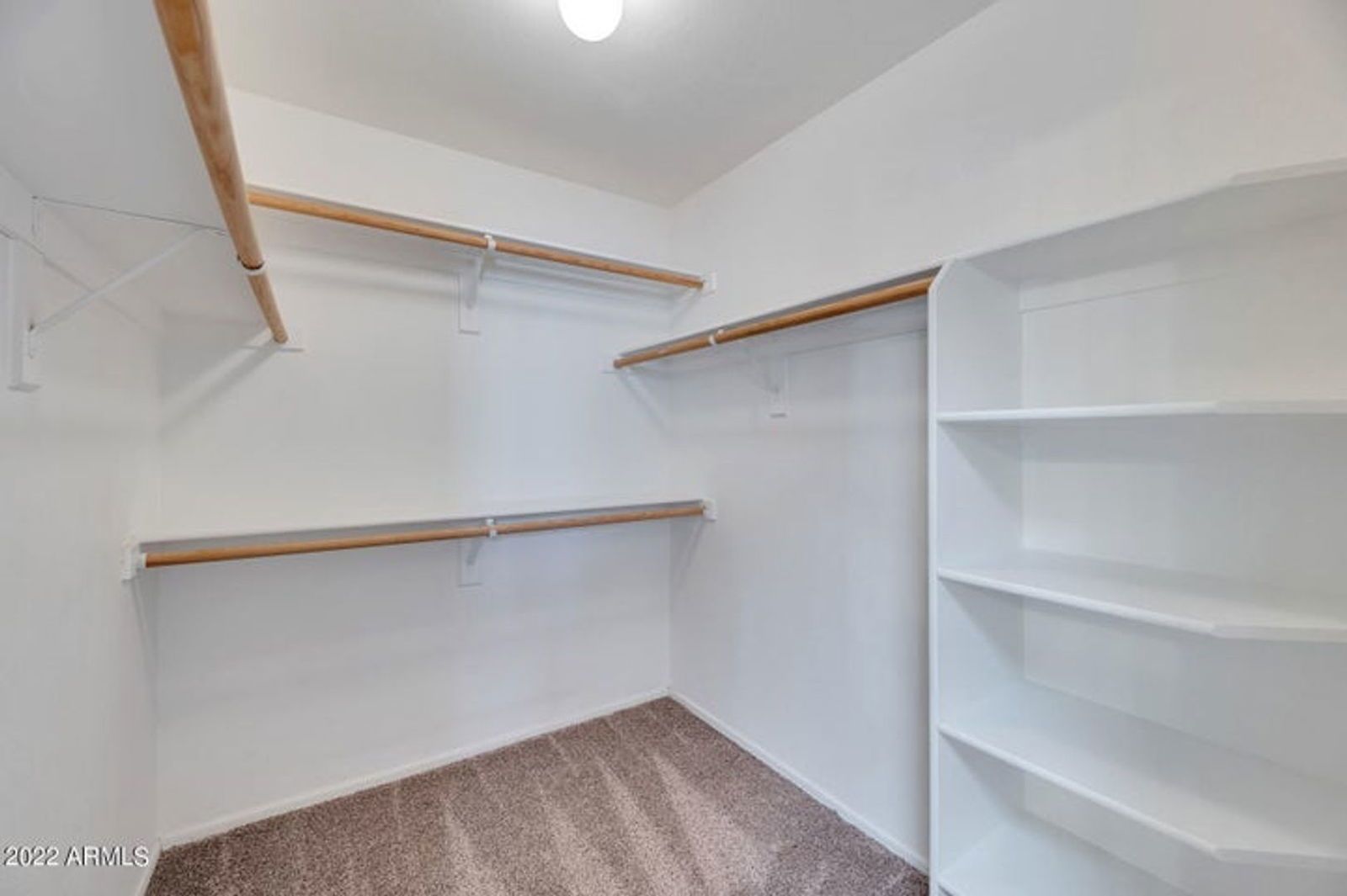 LUXURY TOWNHOUSE IN DESIRABLE ARROWHEAD COUNTRY CLUB COMMUNITY property image