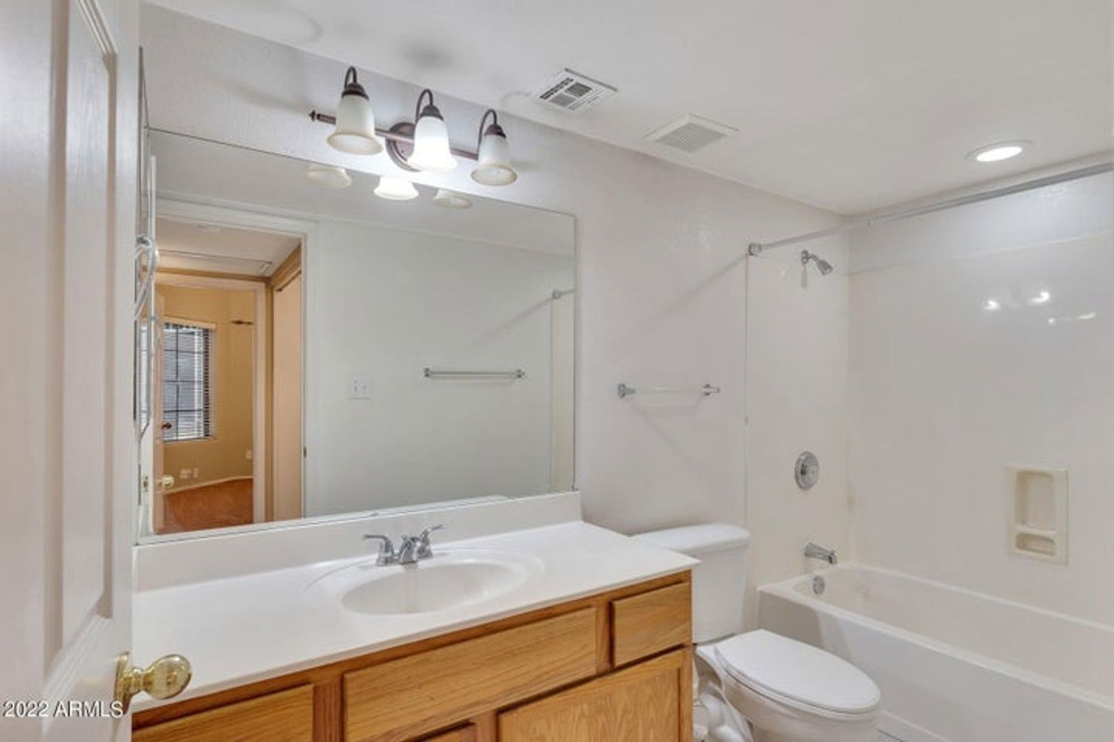 LUXURY TOWNHOUSE IN DESIRABLE ARROWHEAD COUNTRY CLUB COMMUNITY property image