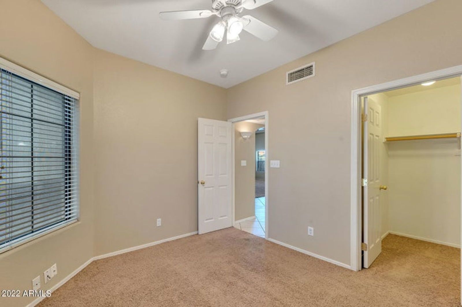 LUXURY TOWNHOUSE IN DESIRABLE ARROWHEAD COUNTRY CLUB COMMUNITY property image