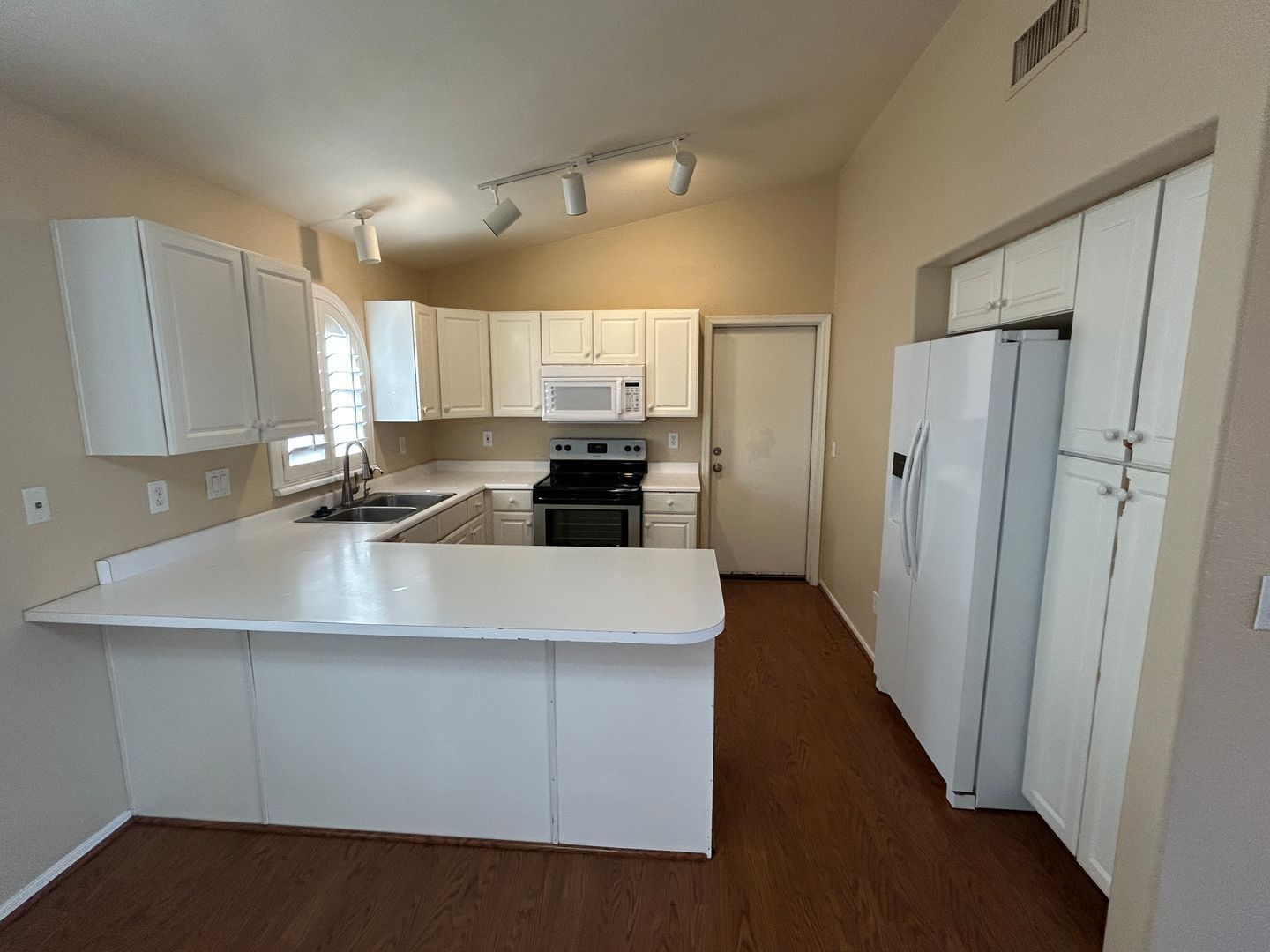 3 bedroom 2 bath home in Rancho Sante Fe is available for immediate move in! property image