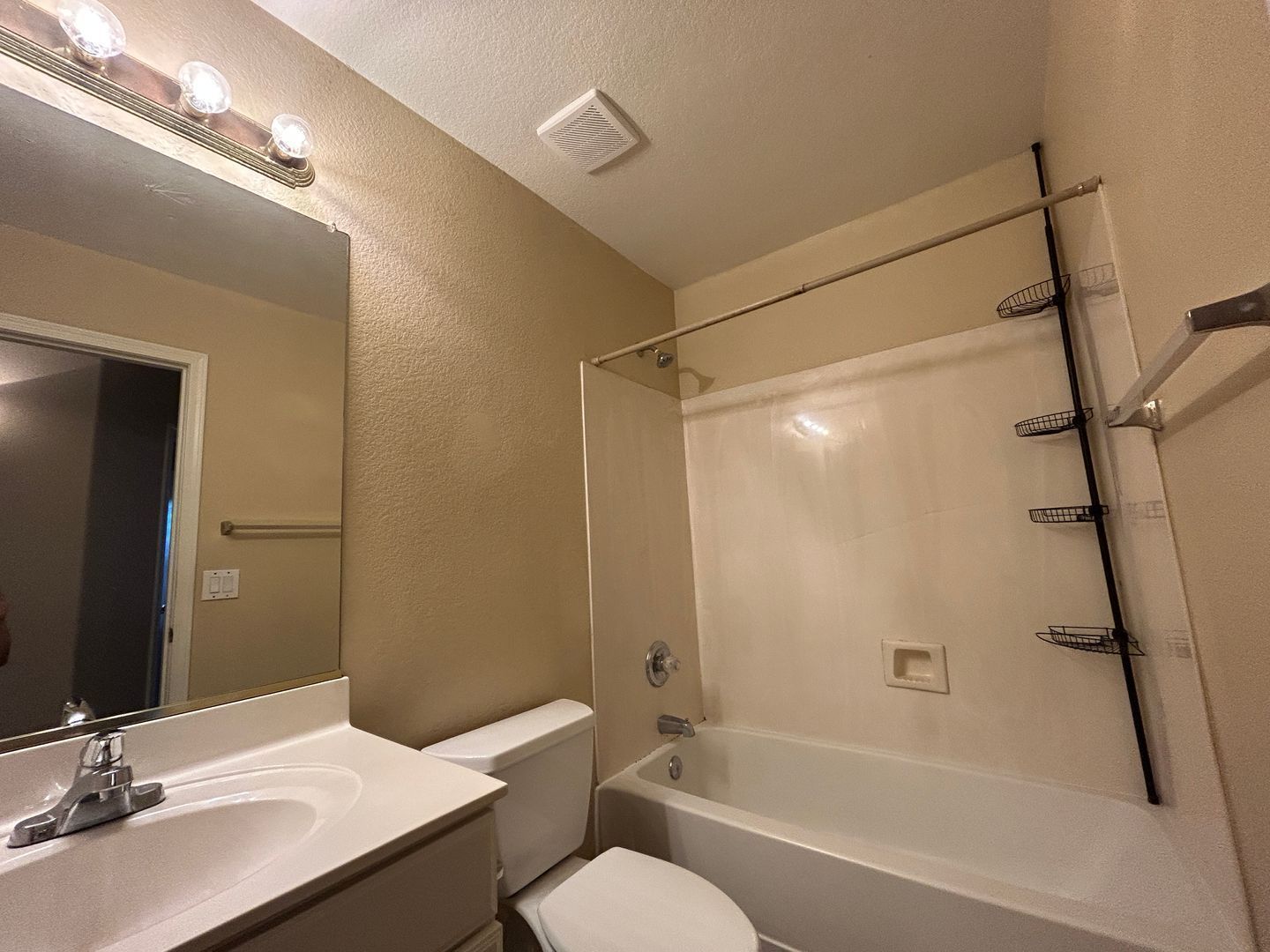 3 bedroom 2 bath home in Rancho Sante Fe is available for immediate move in! property image