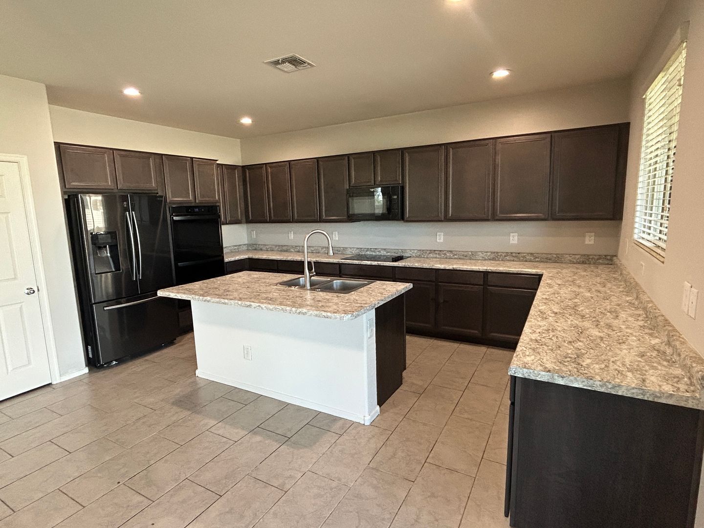 4 bedrooms / 3 bathrooms PLUS 2 dens AND loft in Austin Ranch ready for immediate move-in North Copper Canyon property image