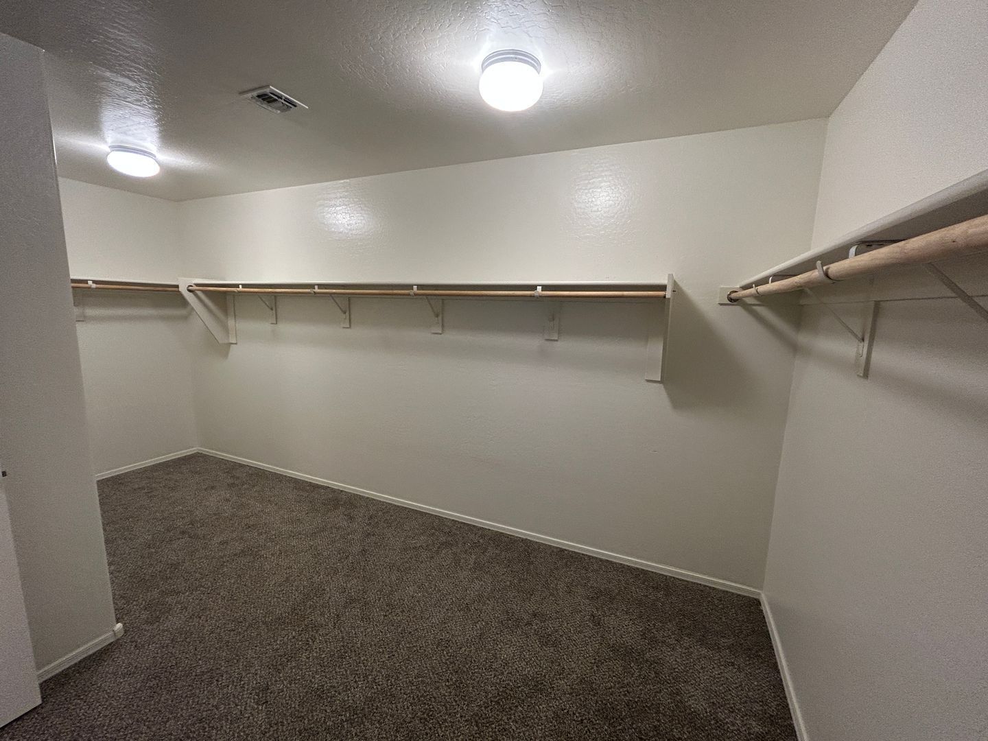 4 bedrooms / 3 bathrooms PLUS 2 dens AND loft in Austin Ranch ready for immediate move-in North Copper Canyon property image