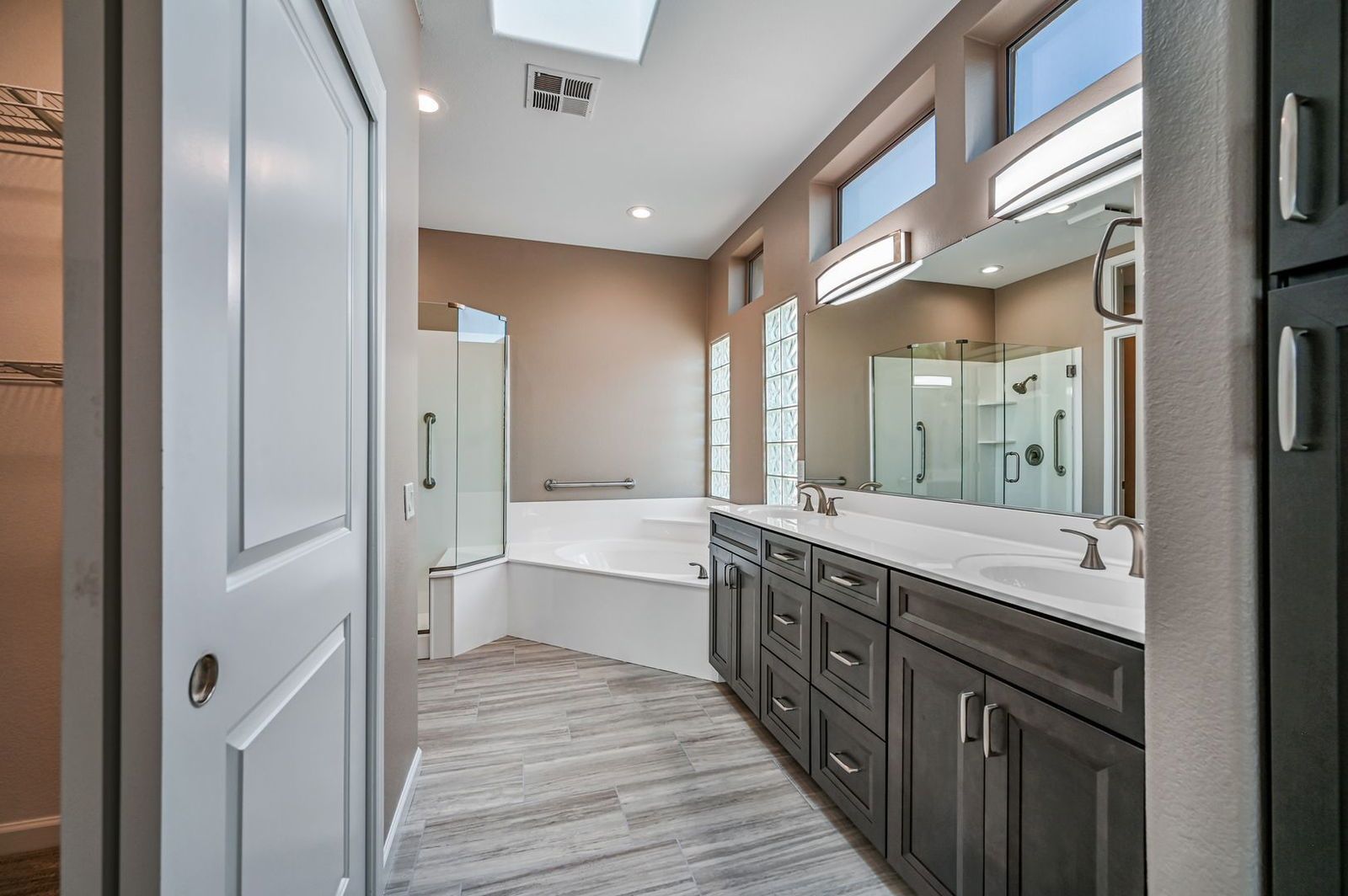 BEAUTIFUL REMODELED HOME WITH POOL AND BACKS GOLF COURSE - available mid April property image