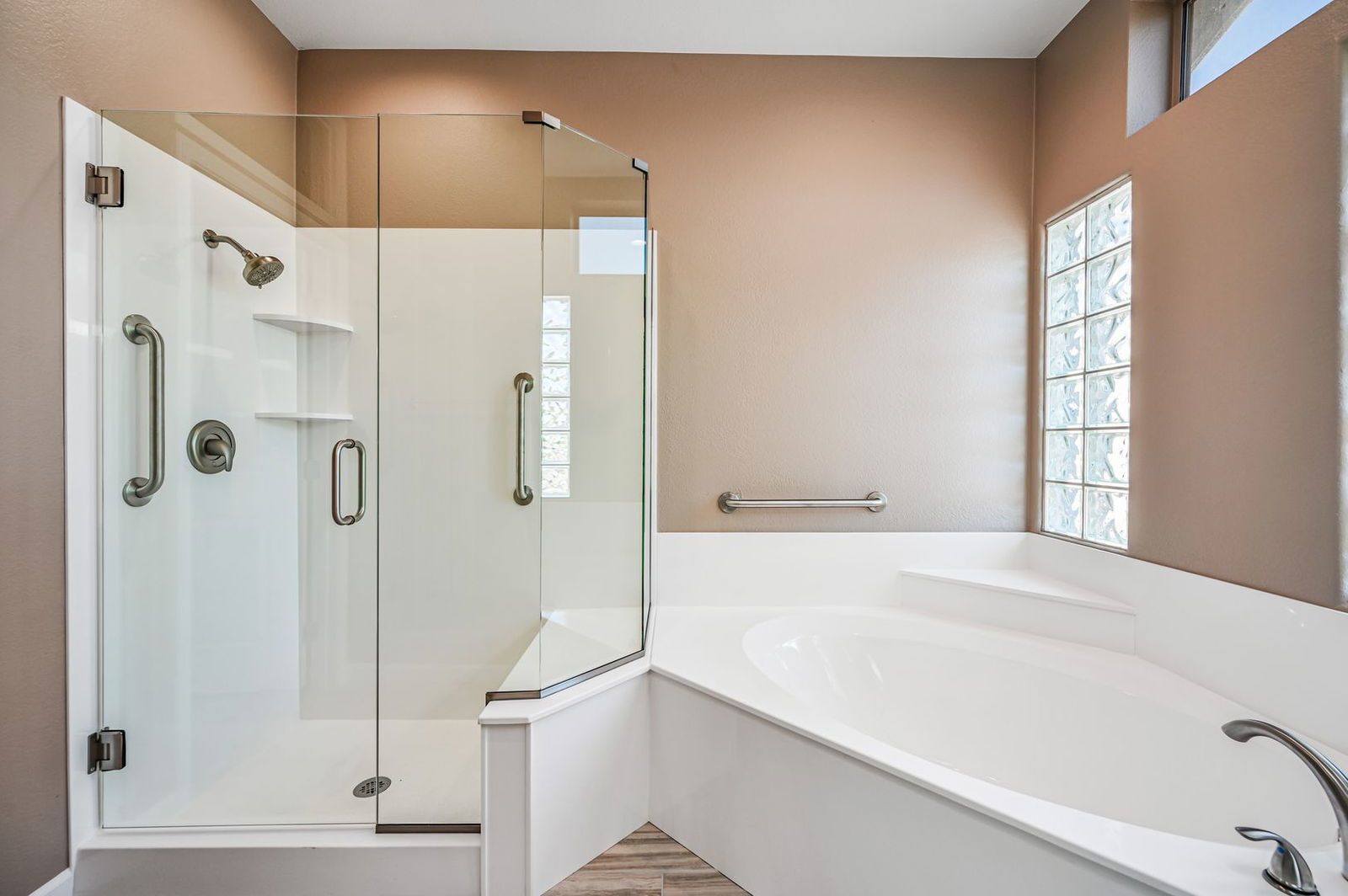 BEAUTIFUL REMODELED HOME WITH POOL AND BACKS GOLF COURSE - available mid April property image