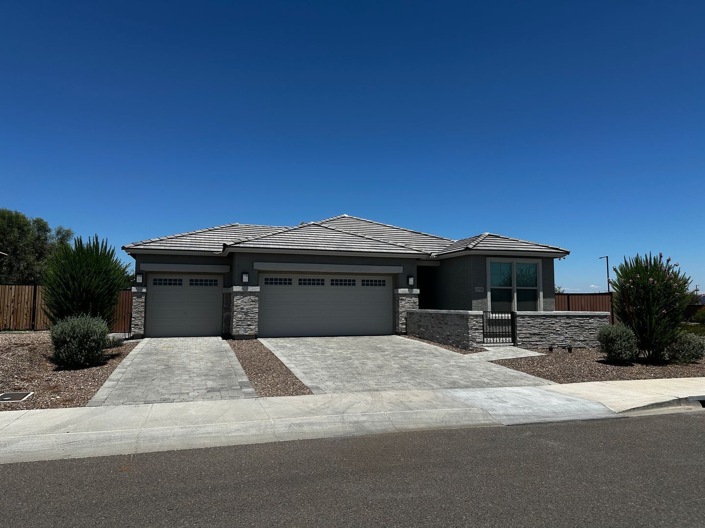 LARGE LOT - Beautiful 3 bedroom / 3 bathroom (plus den & flex room) property image