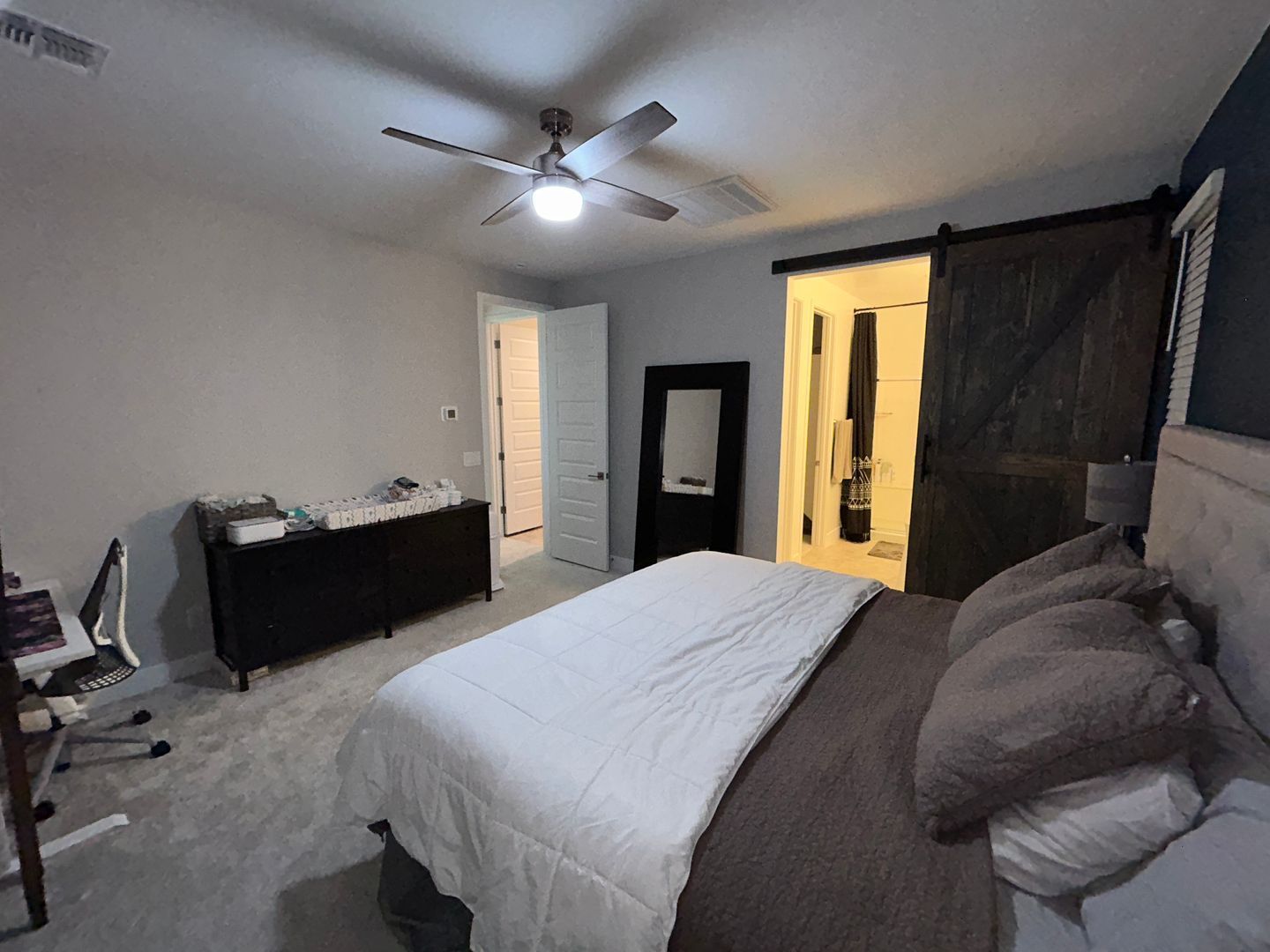 LARGE LOT - Beautiful 3 bedroom / 3 bathroom (plus den & flex room) property image
