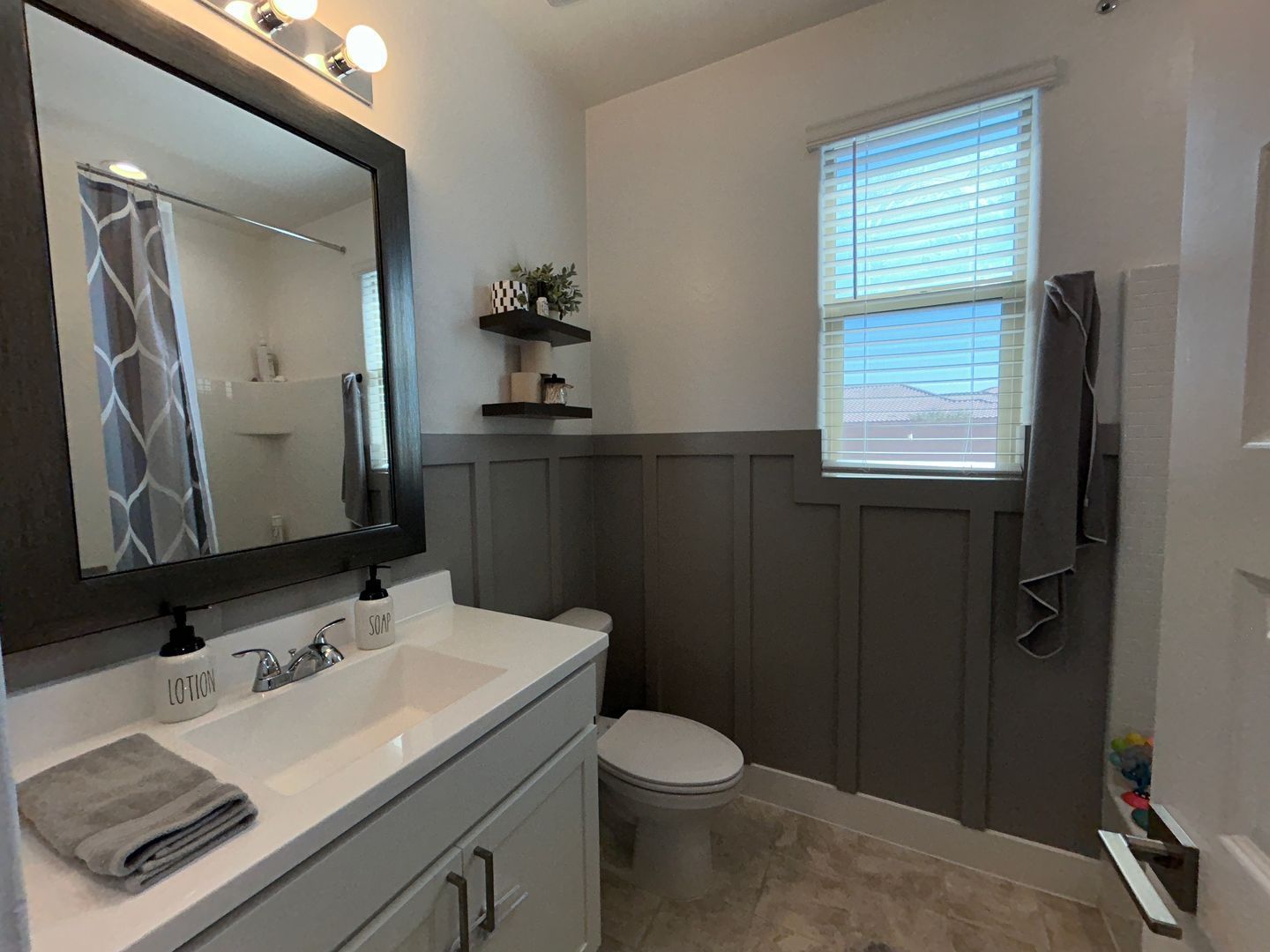 LARGE LOT - Beautiful 3 bedroom / 3 bathroom (plus den & flex room) property image