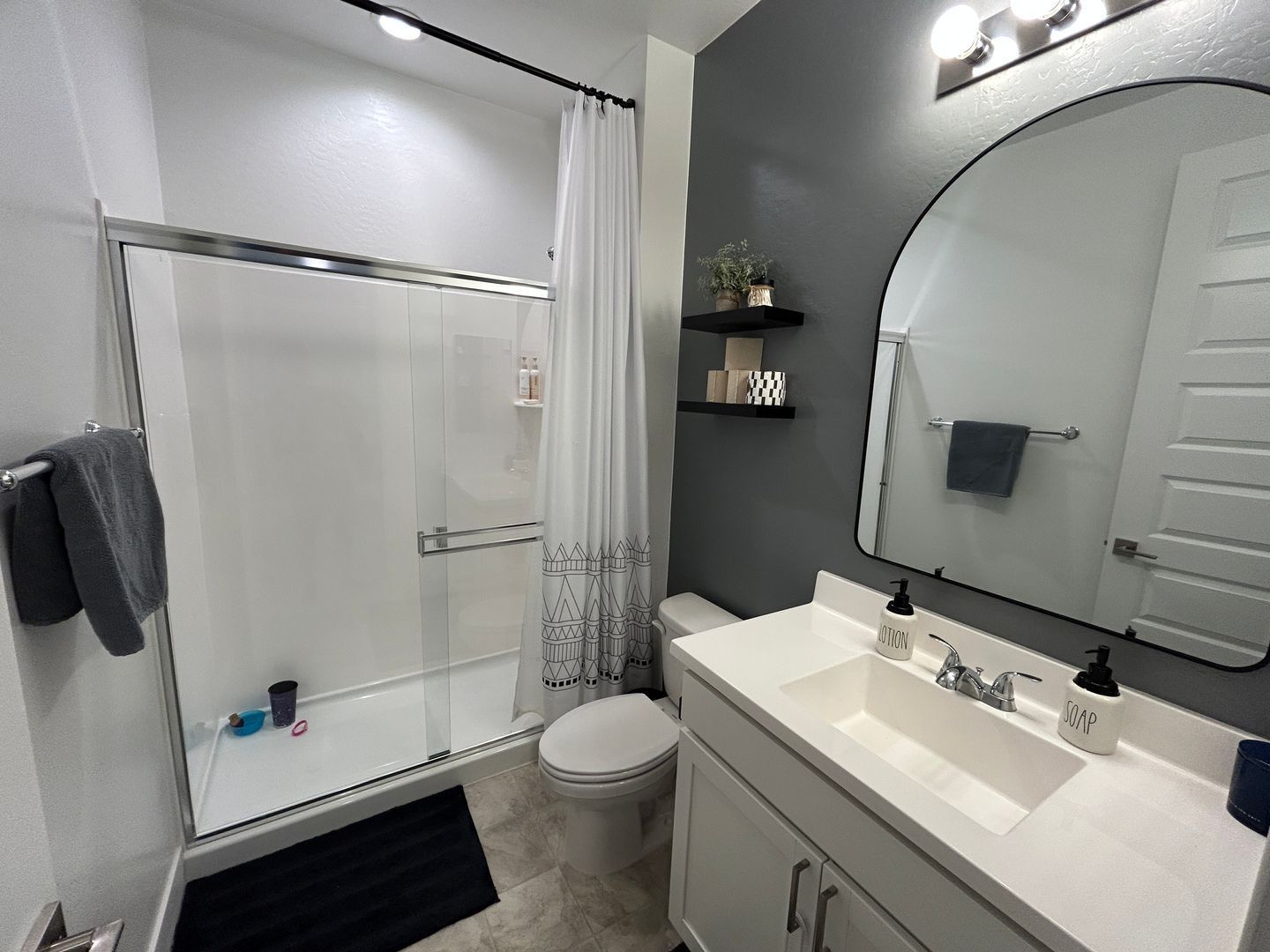 LARGE LOT - Beautiful 3 bedroom / 3 bathroom (plus den & flex room) property image