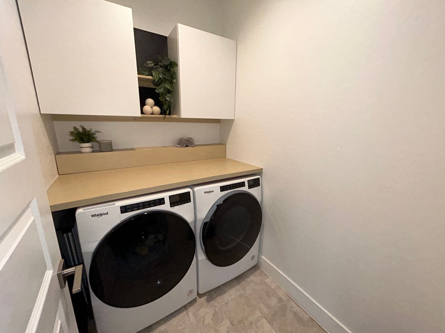 LARGE LOT - Beautiful 3 bedroom / 3 bathroom (plus den & flex room) property image