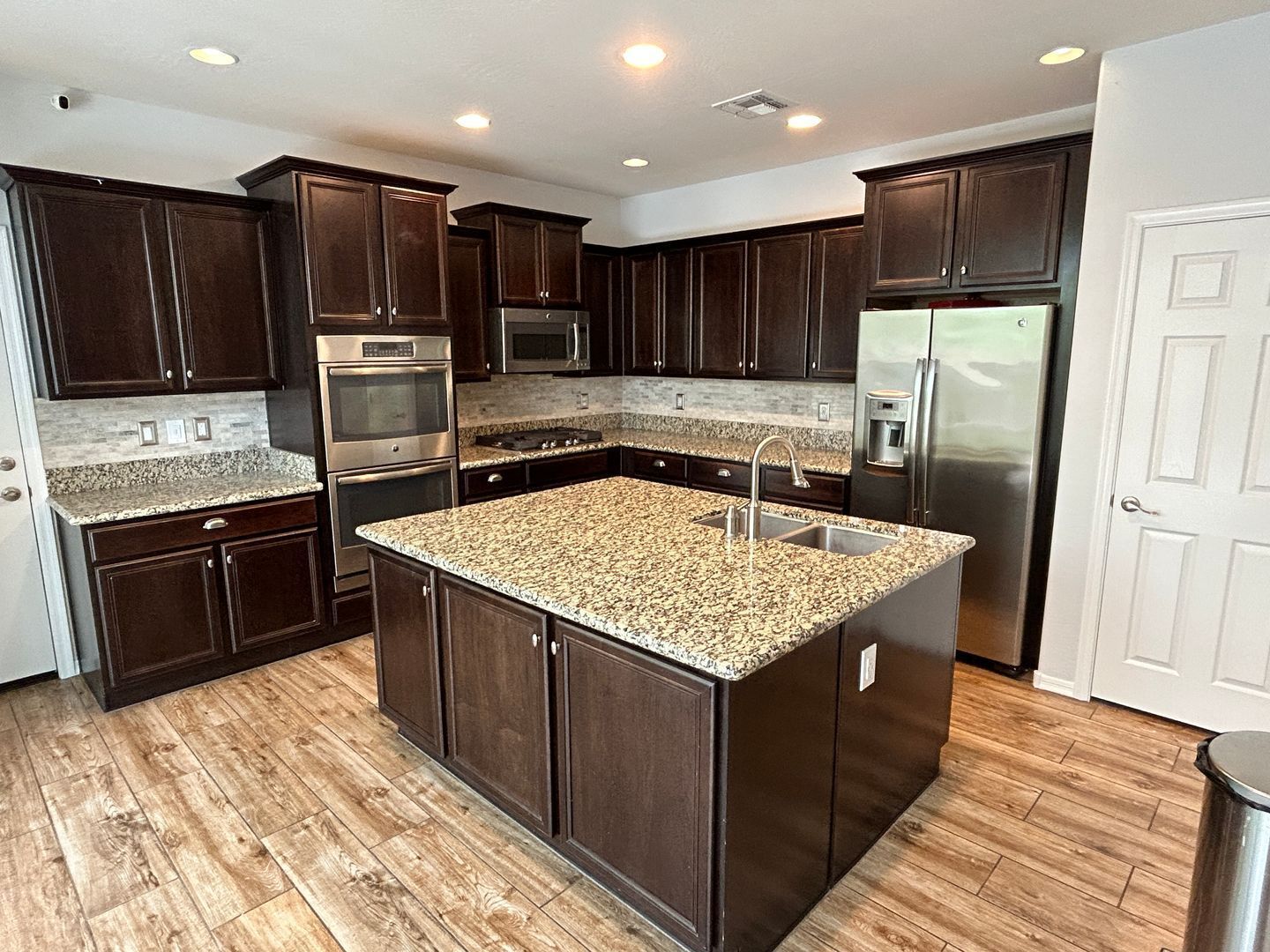 3 bedroom / 2.5 bathroom home in Verrado with solar - available for 8/21 move-in !! property image