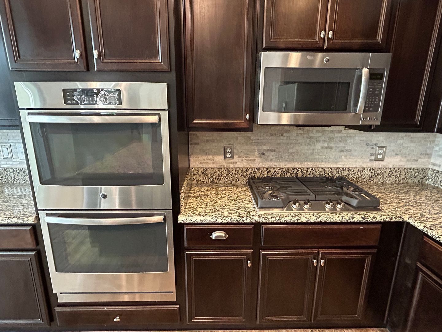 3 bedroom / 2.5 bathroom home in Verrado with solar - available for 8/21 move-in !! property image