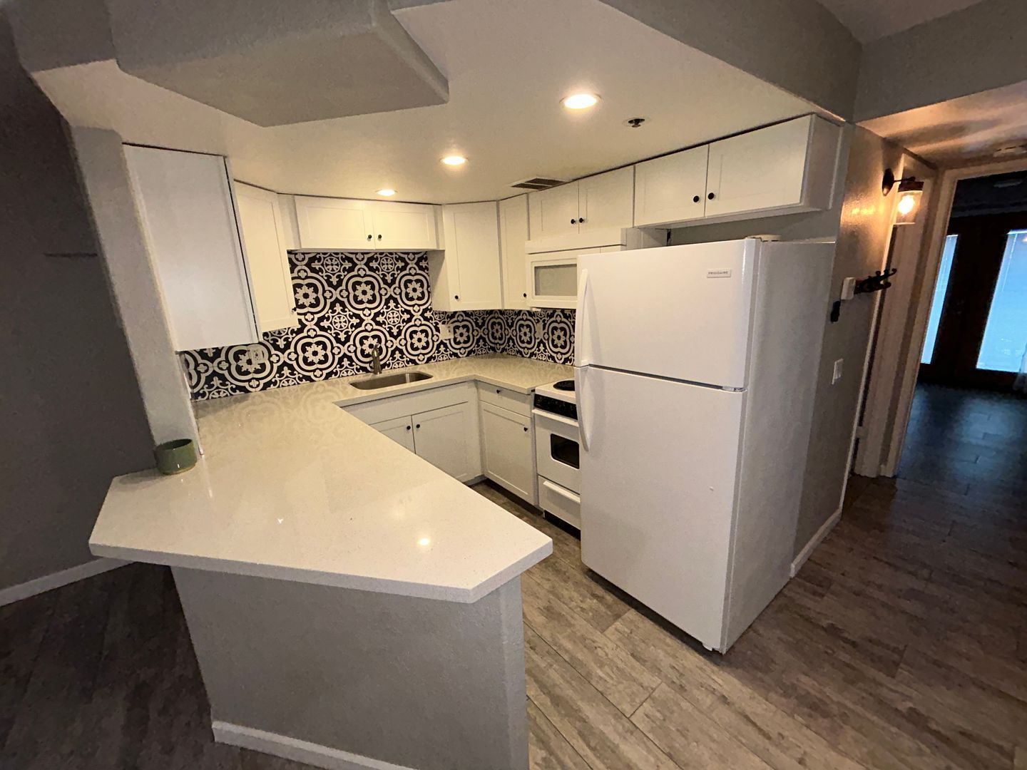 1 bedroom 1 bath condo on the ground level in Springs Condominium is available for immediate move in! property image