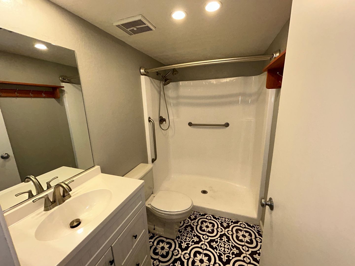 1 bedroom 1 bath condo on the ground level in Springs Condominium is available for immediate move in! property image