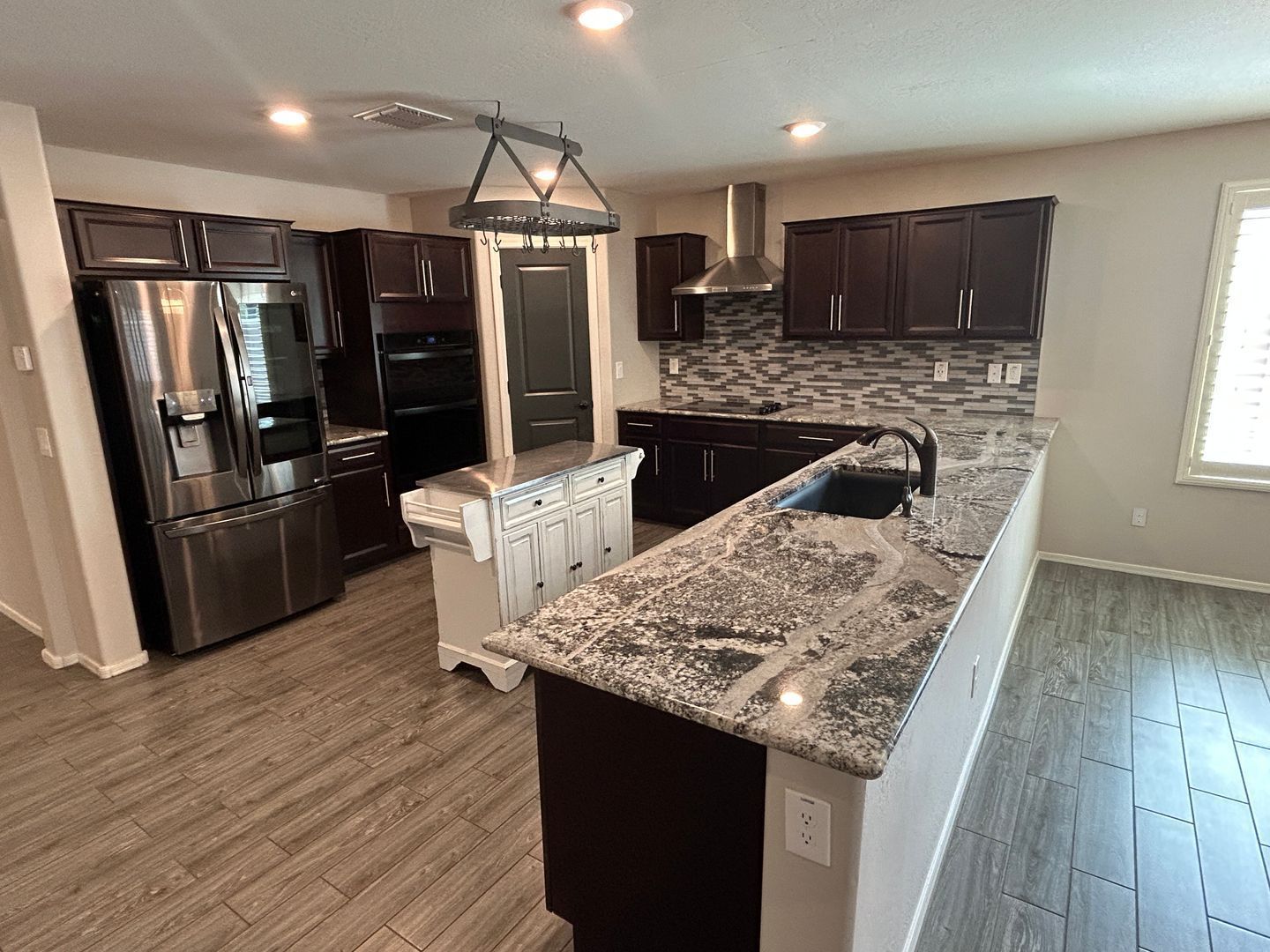 Beautiful 4 bedroom / 2 bathroom home in Desert Oasis ready for immediate move-in property image