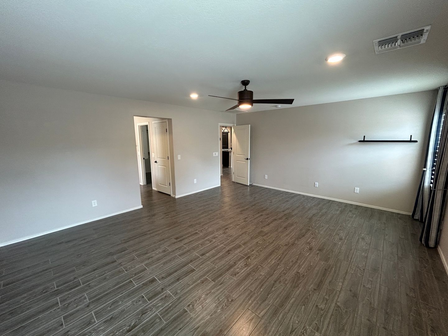 Beautiful 4 bedroom / 2 bathroom home in Desert Oasis ready for immediate move-in property image