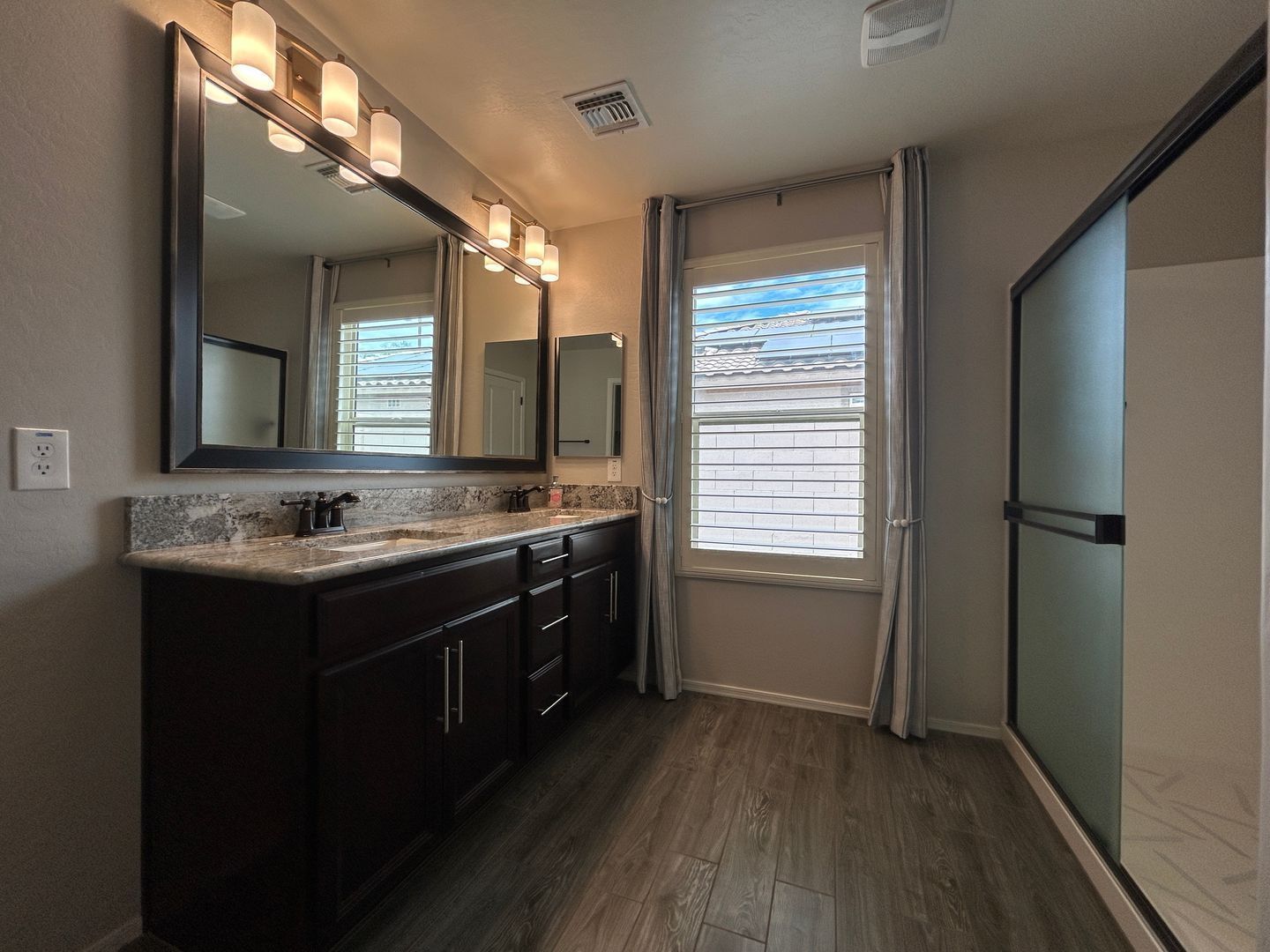 Beautiful 4 bedroom / 2 bathroom home in Desert Oasis ready for immediate move-in property image