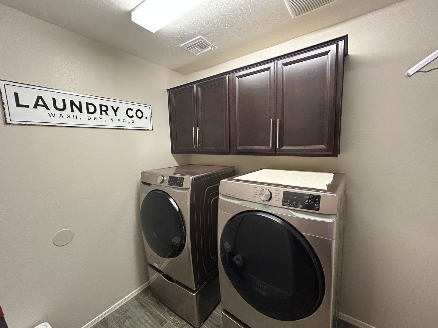 Beautiful 4 bedroom / 2 bathroom home in Desert Oasis ready for immediate move-in property image