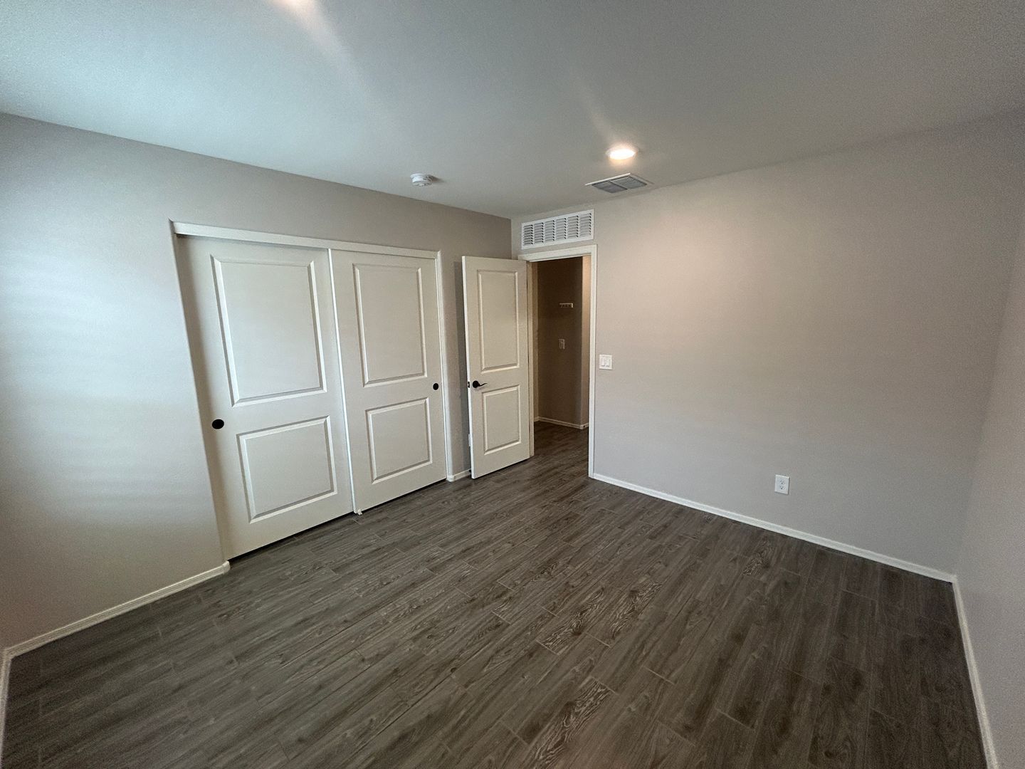 Beautiful 4 bedroom / 2 bathroom home in Desert Oasis ready for immediate move-in property image