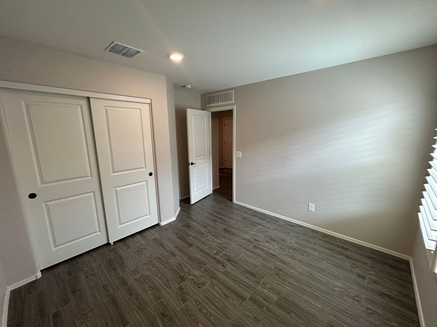 Beautiful 4 bedroom / 2 bathroom home in Desert Oasis ready for immediate move-in property image