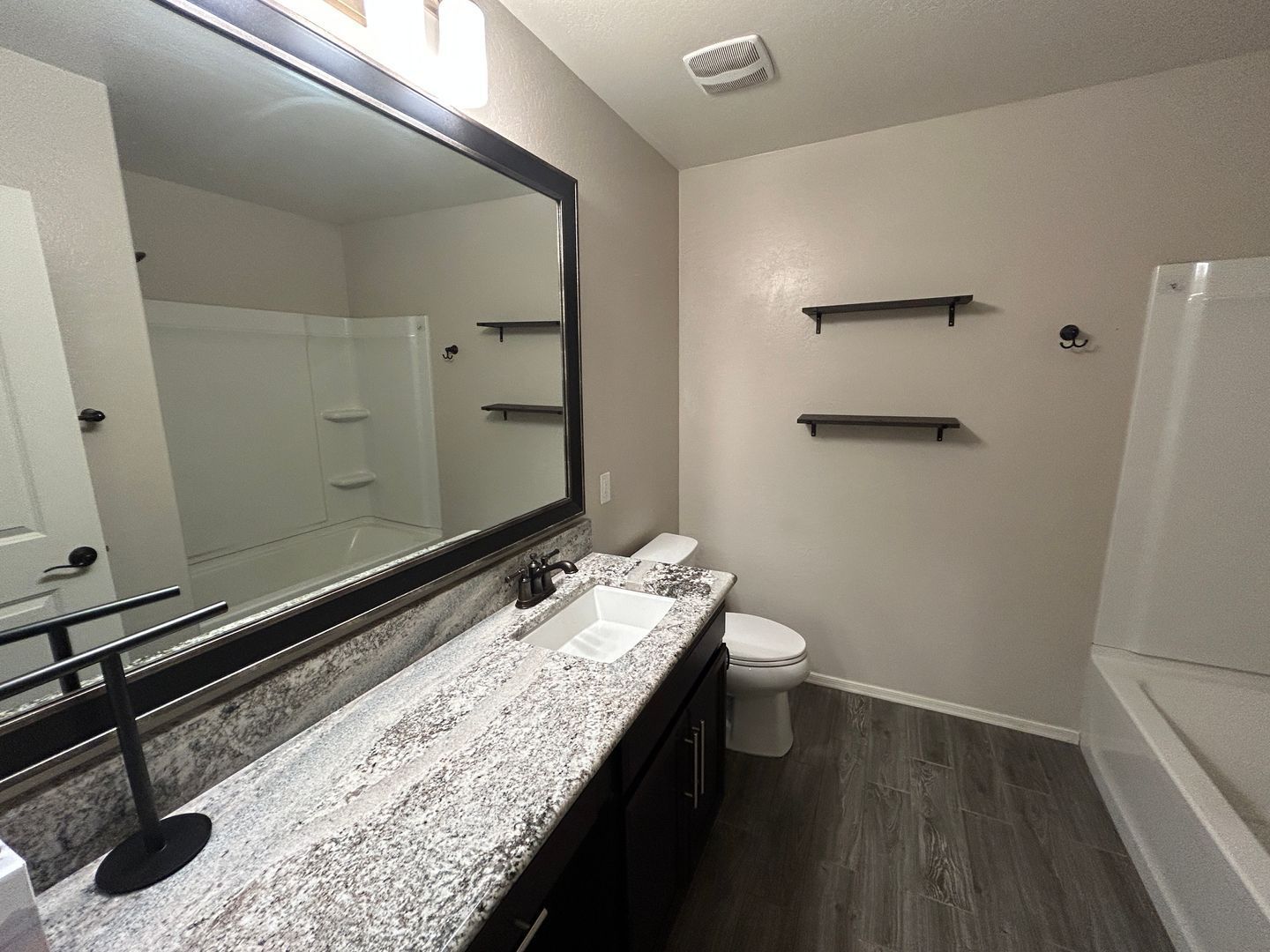 Beautiful 4 bedroom / 2 bathroom home in Desert Oasis ready for immediate move-in property image