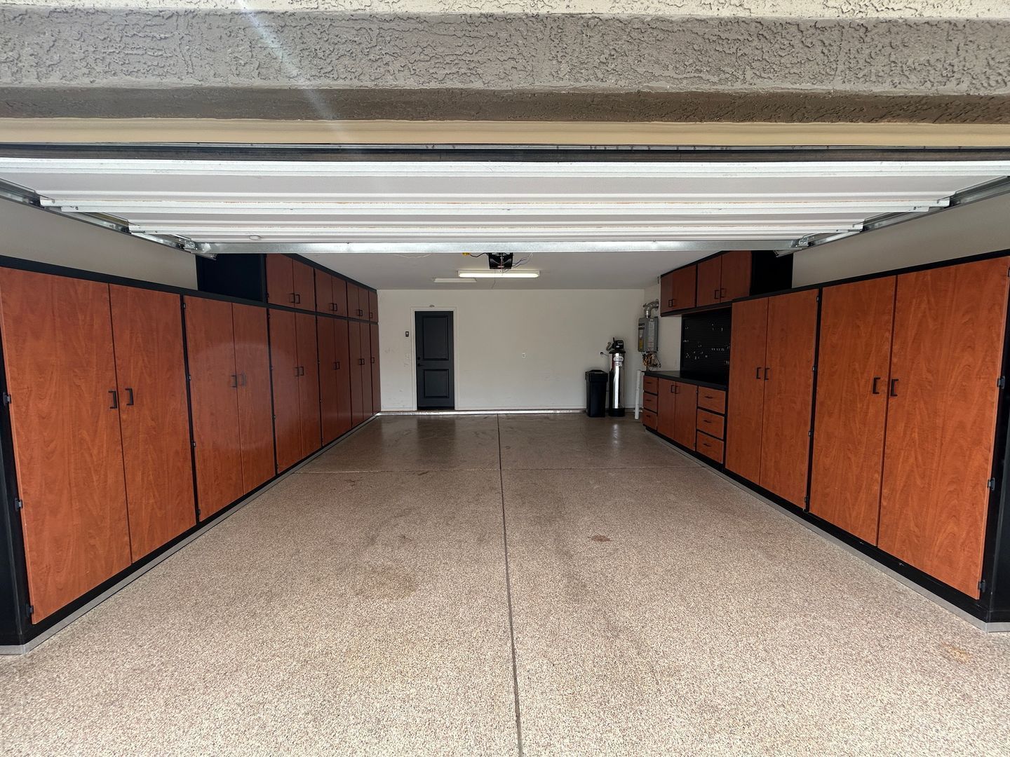 Beautiful 4 bedroom / 2 bathroom home in Desert Oasis ready for immediate move-in property image