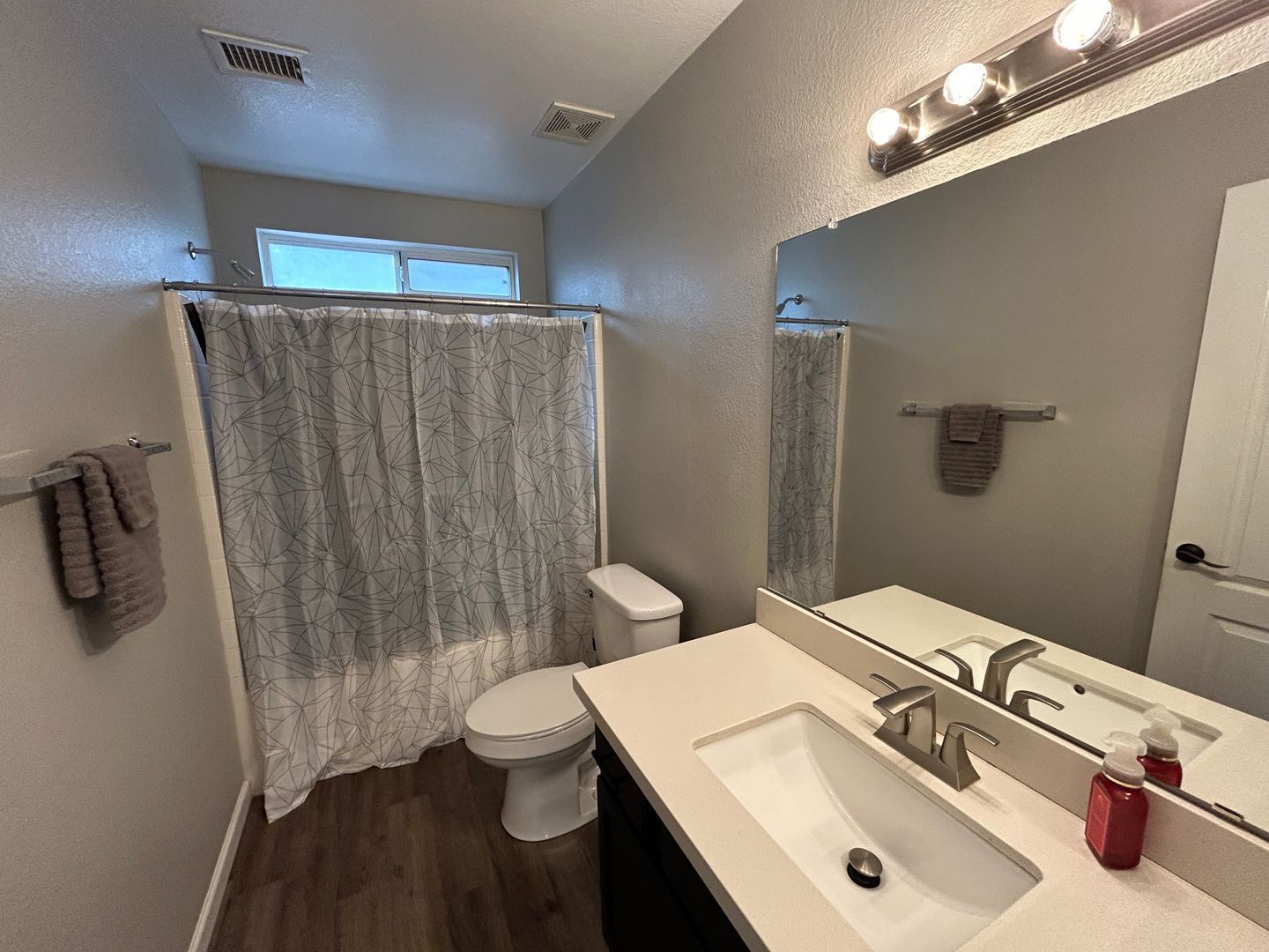 Updated 3 bedroom / 2 bathroom home located in Parke Row ready for early April move-in property image