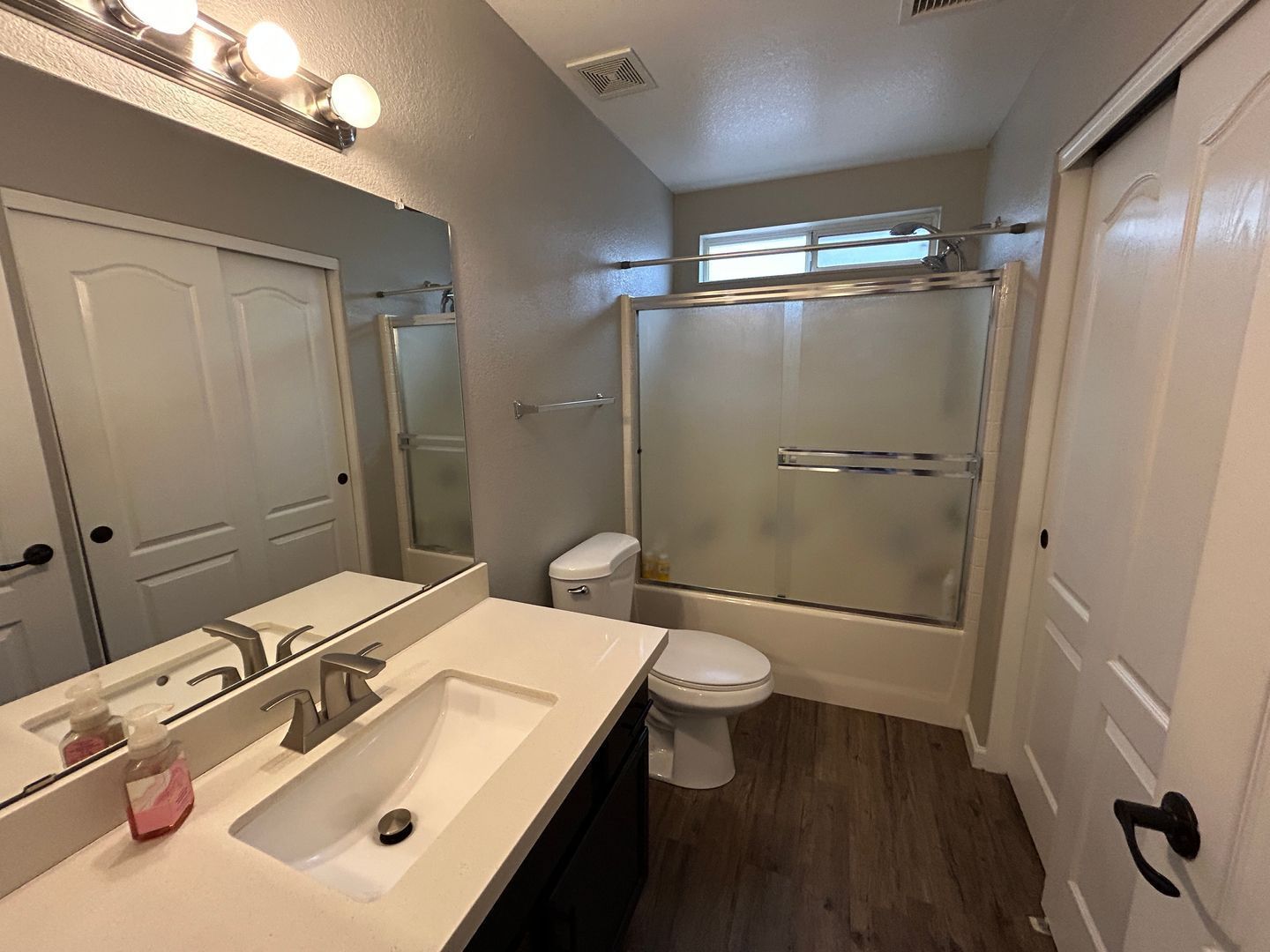 Updated 3 bedroom / 2 bathroom home located in Parke Row ready for early April move-in property image