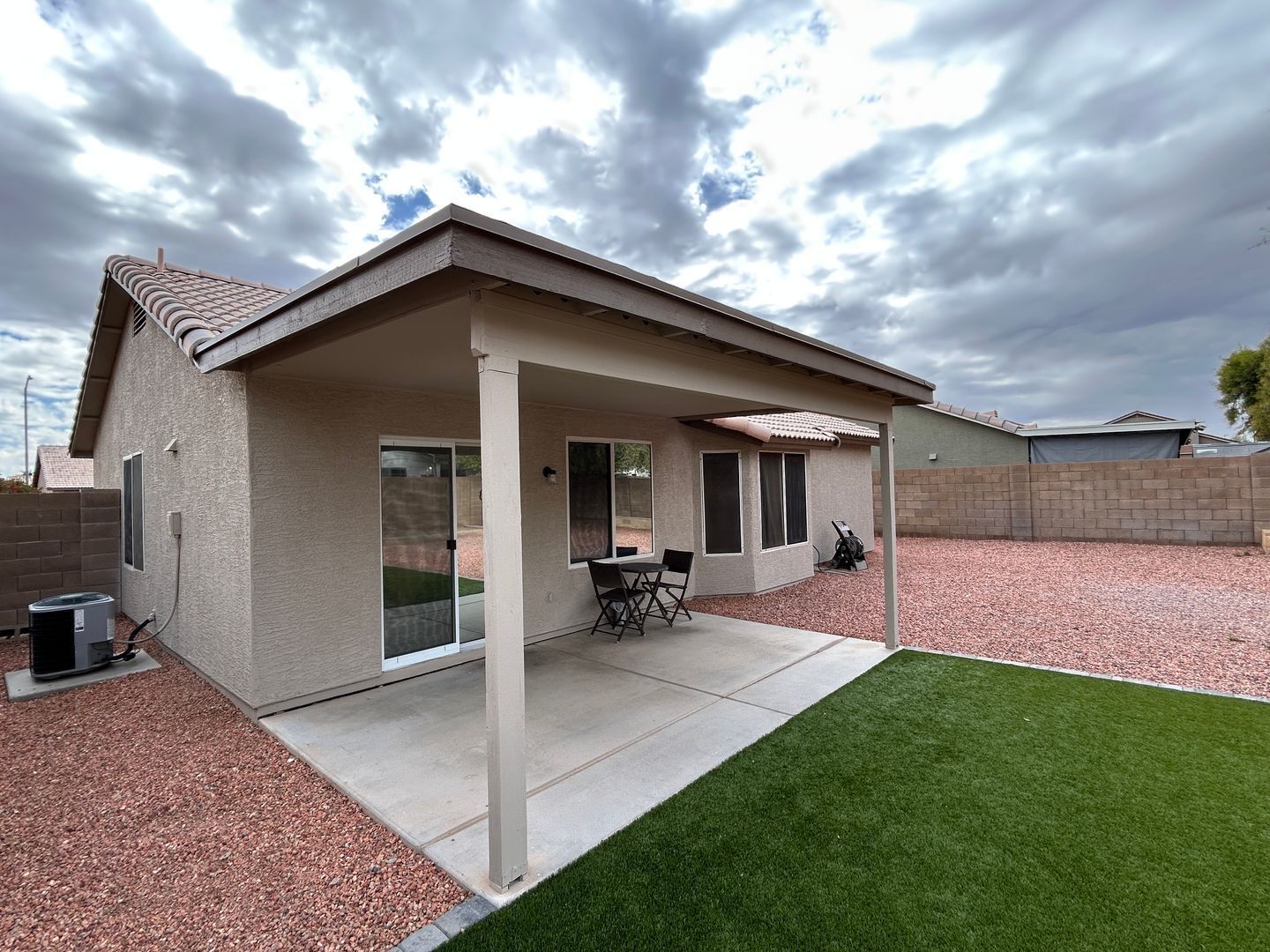 Updated 3 bedroom / 2 bathroom home located in Parke Row ready for early April move-in property image