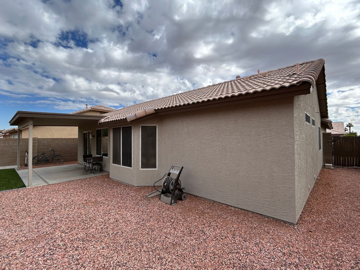 Updated 3 bedroom / 2 bathroom home located in Parke Row ready for early April move-in property image