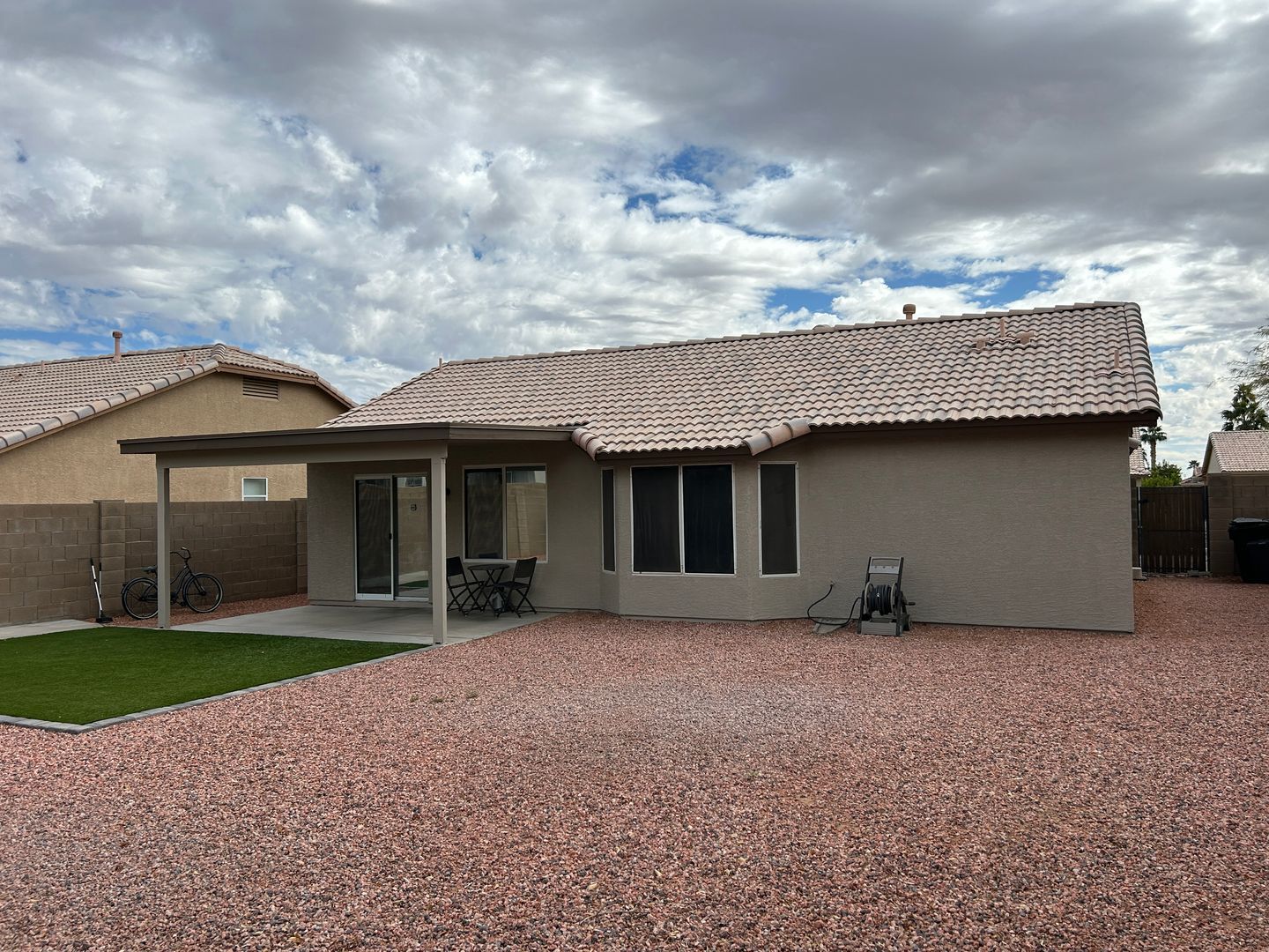 Updated 3 bedroom / 2 bathroom home located in Parke Row ready for early April move-in property image