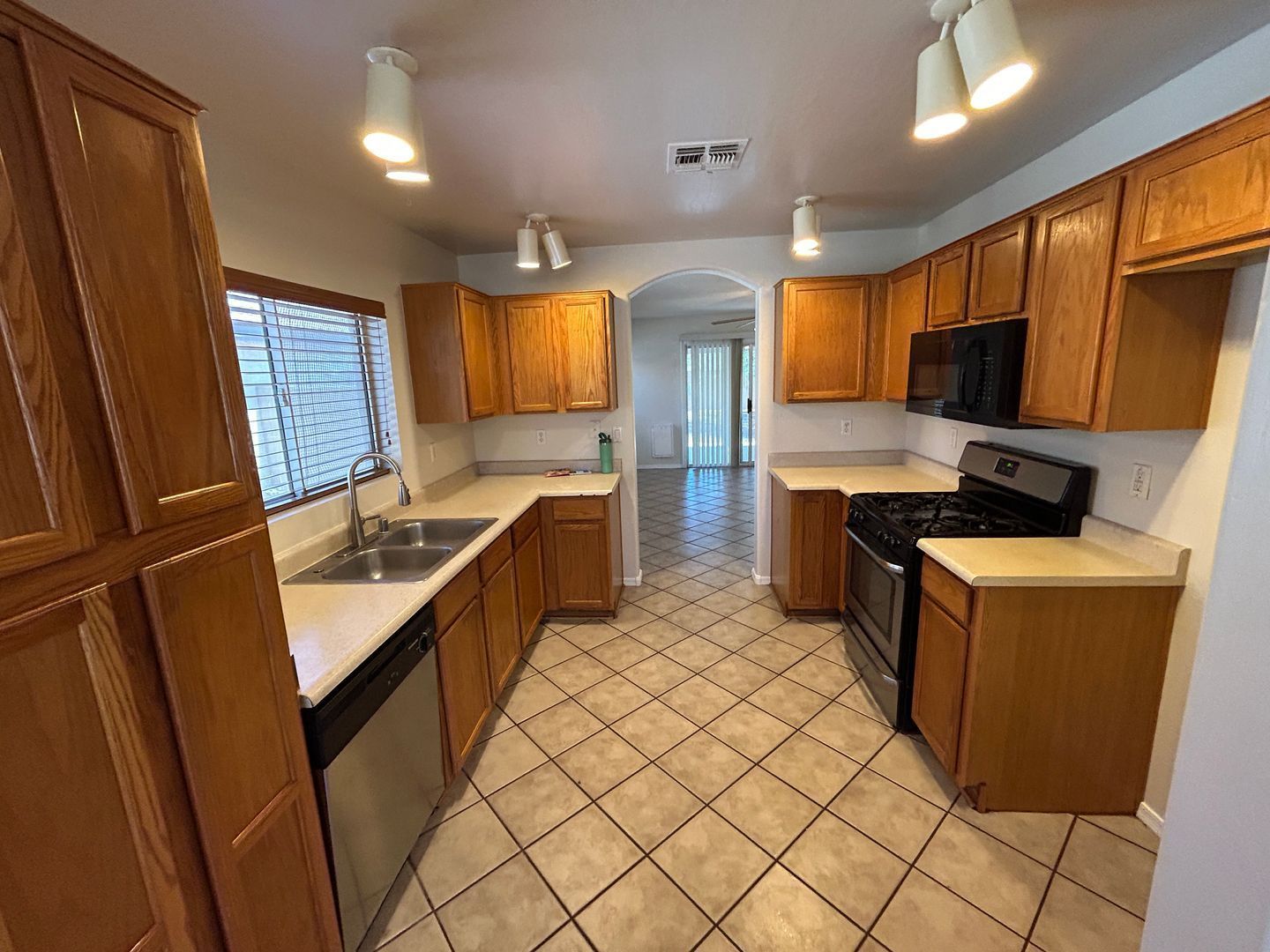 Updated 3 bedroom / 2 bathroom home in Parque Verde ready for May 1st move-in property image