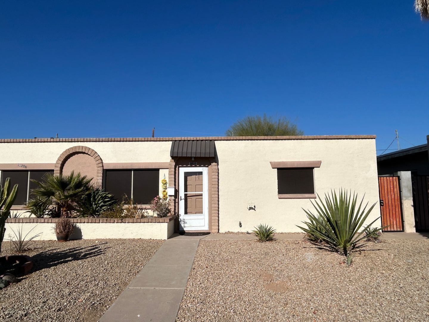 Recently remodeled 2 bedroom / 1 bathroom duplex ready for early May move in property image