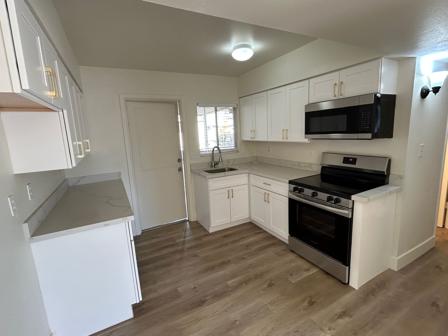 Recently remodeled 2 bedroom / 1 bathroom duplex ready for early May move in property image