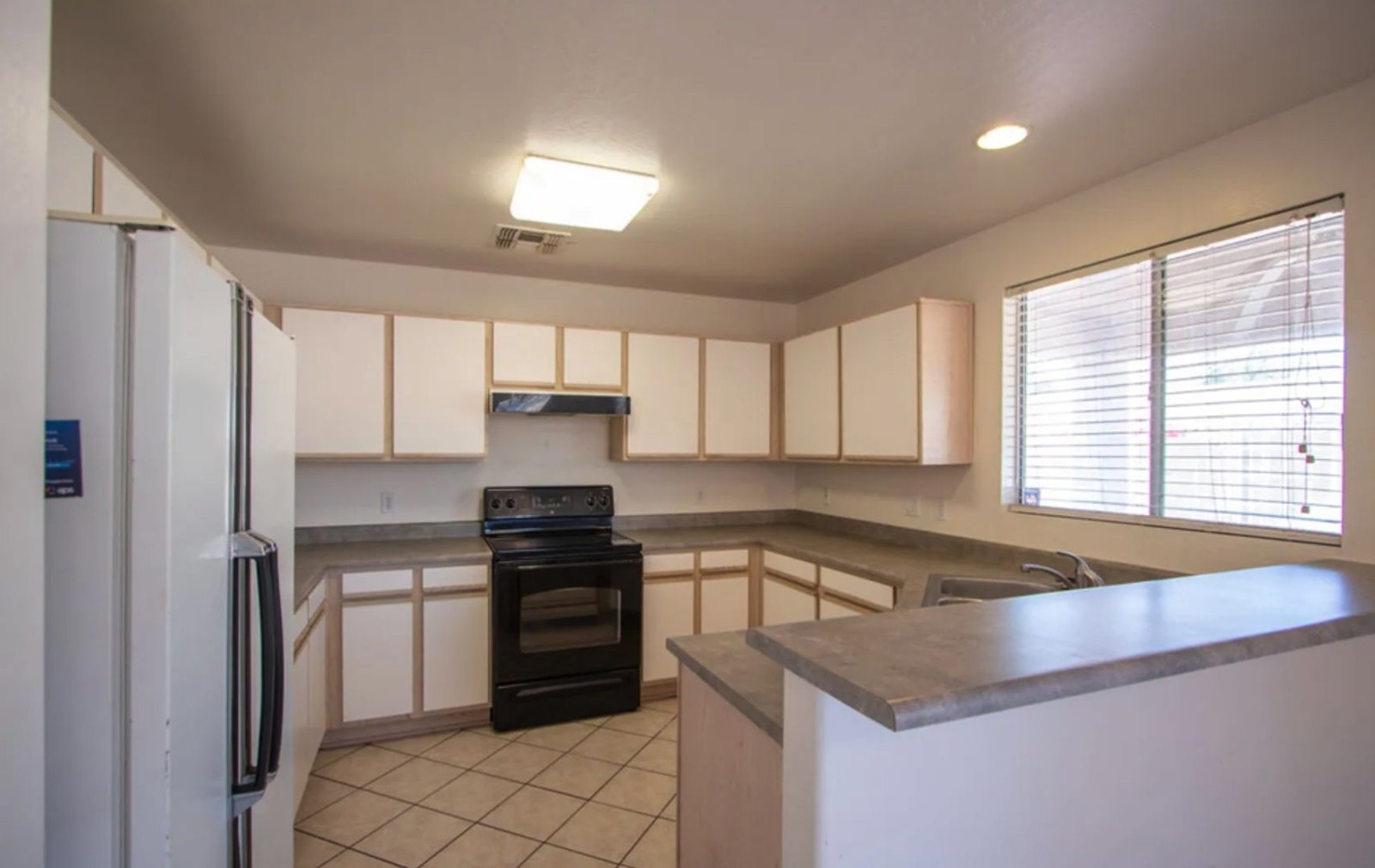 Spacious 4/2 split-level home Ready for an early May move in! property image
