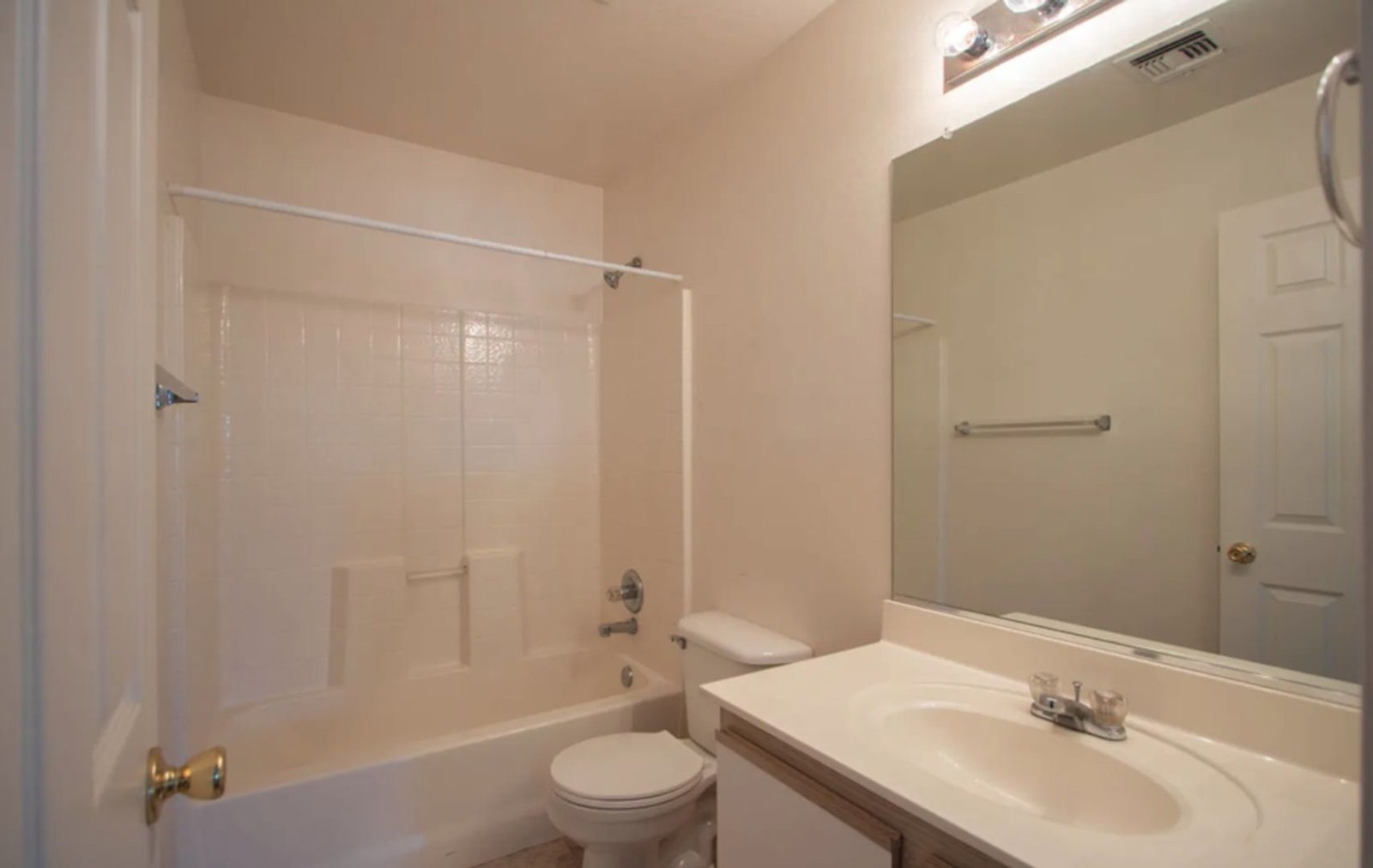 Spacious 4/2 split-level home Ready for an early May move in! property image