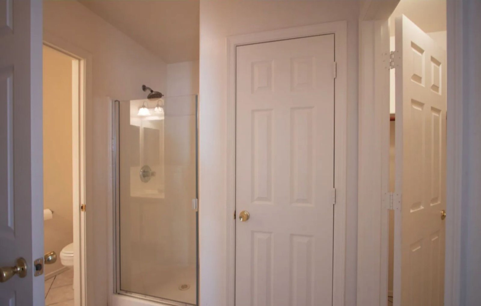 Spacious 4/2 split-level home Ready for an early May move in! property image