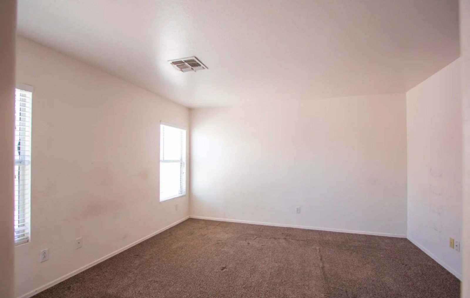 Spacious 4/2 split-level home Ready for an early May move in! property image
